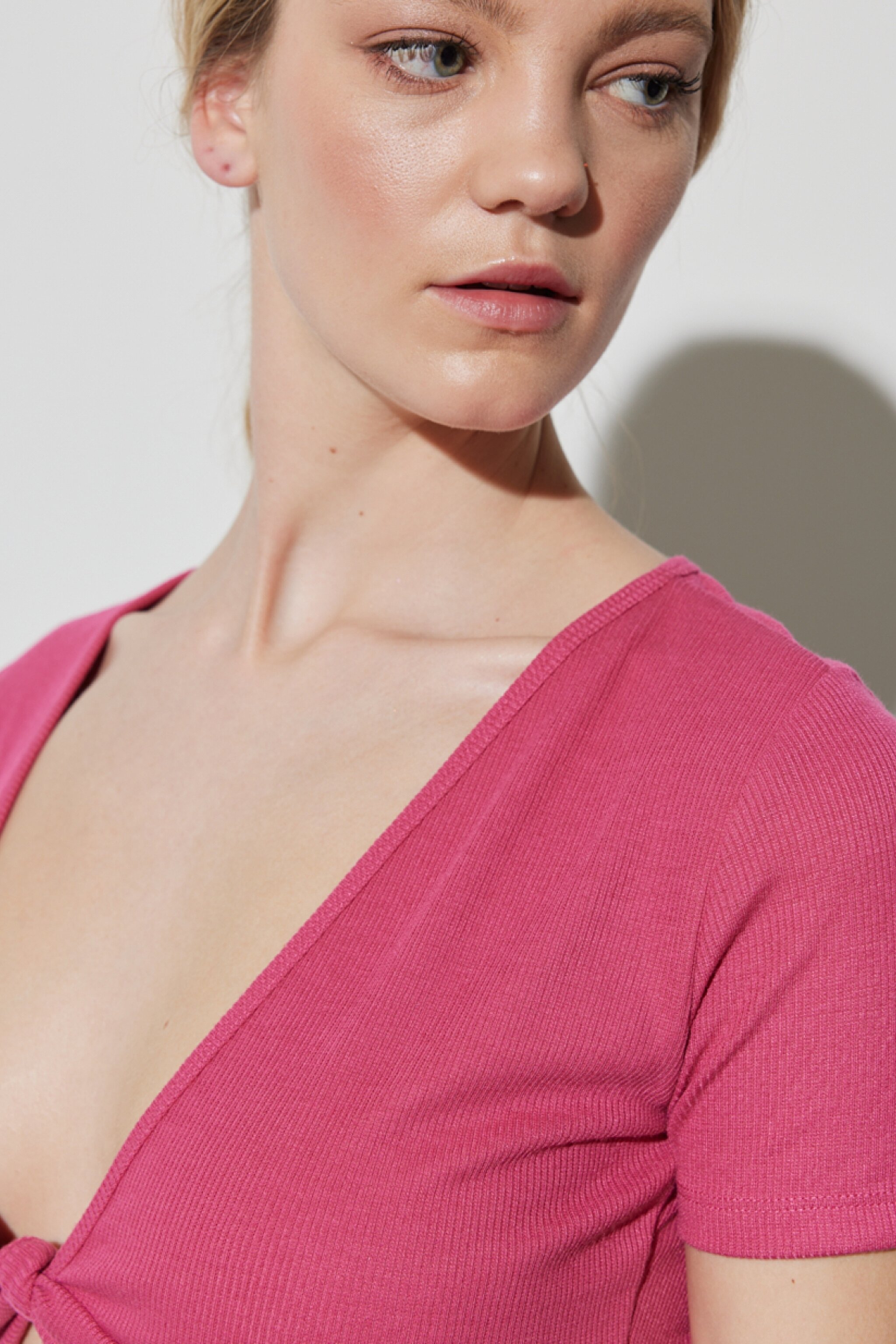 Regular Fit Normal Kesim V Yaka Pembe Crop Bluz - Pink-W231681611 (görsel 6)