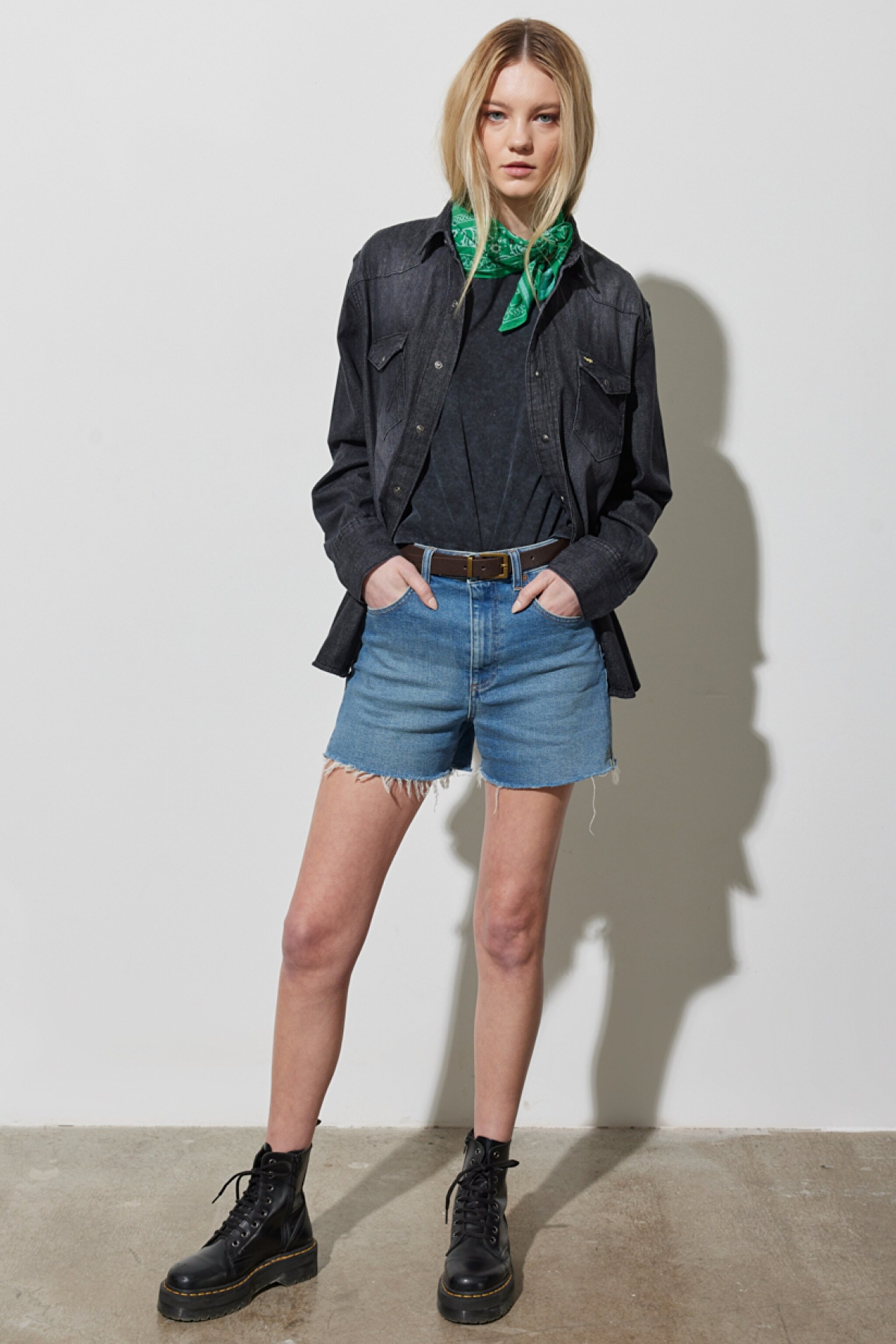 Regular Fit Normal Kesim Yüksek Bel Desenli Esnek Jean Kot Şort - Mid Blue-W231786XT (görsel 3)