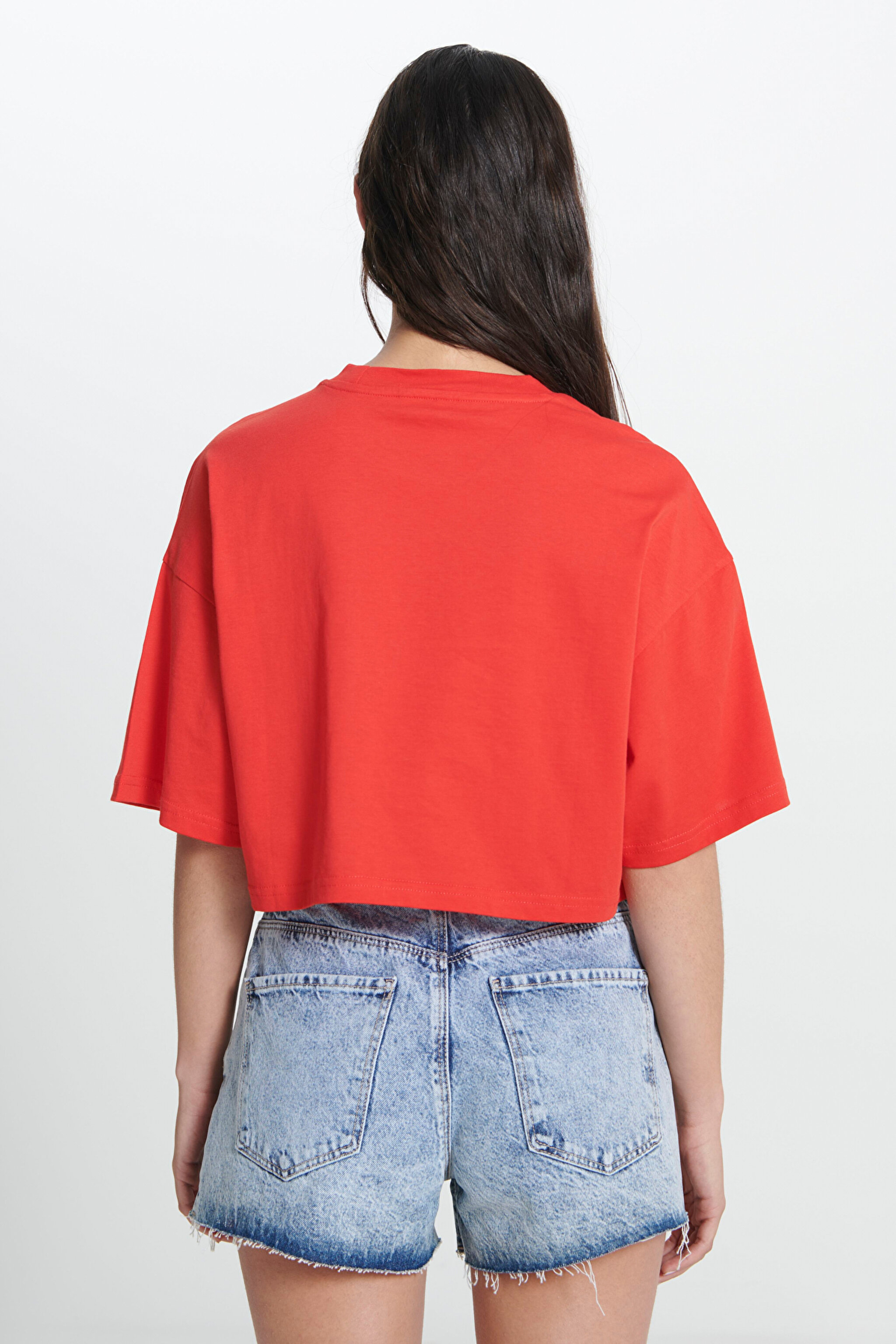 Loose Fit Rahat Kesim %100 Pamuk Bisiklet Yaka Kırmızı Crop Tişört - Red-W231806600 (görsel 5)
