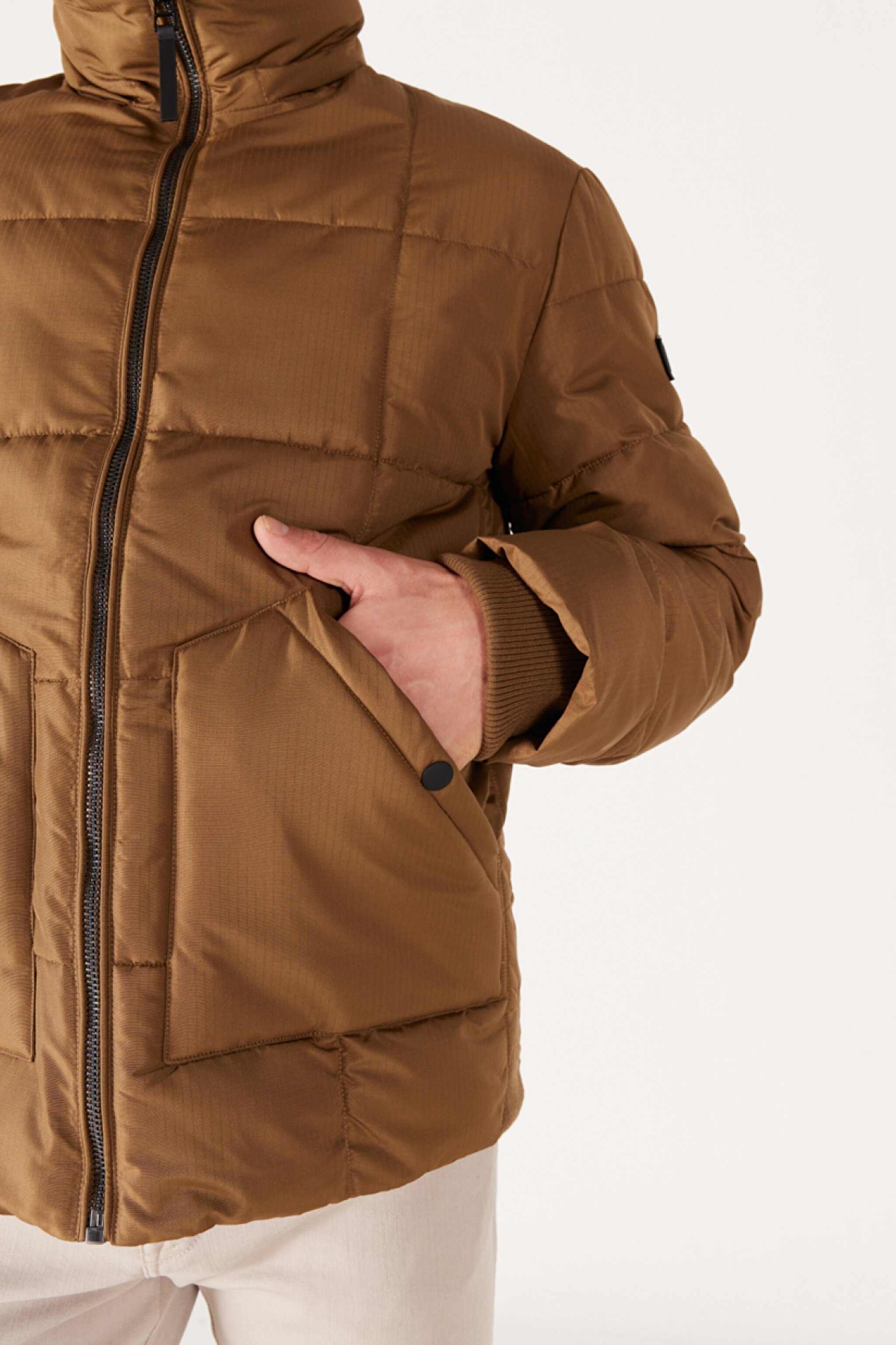 Regular Fit Normal Kesim Dik Yaka Kapüşonlu Camel Şişme Mont - Camel-W232183211 (görsel 4)