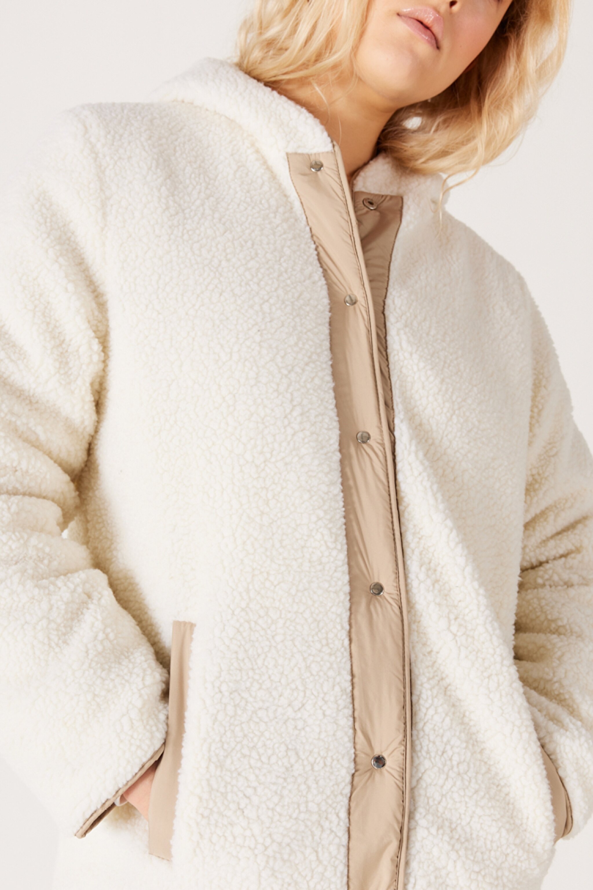 Loose Fit Rahat Kesim Kapüşonlu Çift Taraflı Sherpa Bej Mont - Beige-W232275614 (görsel 5)