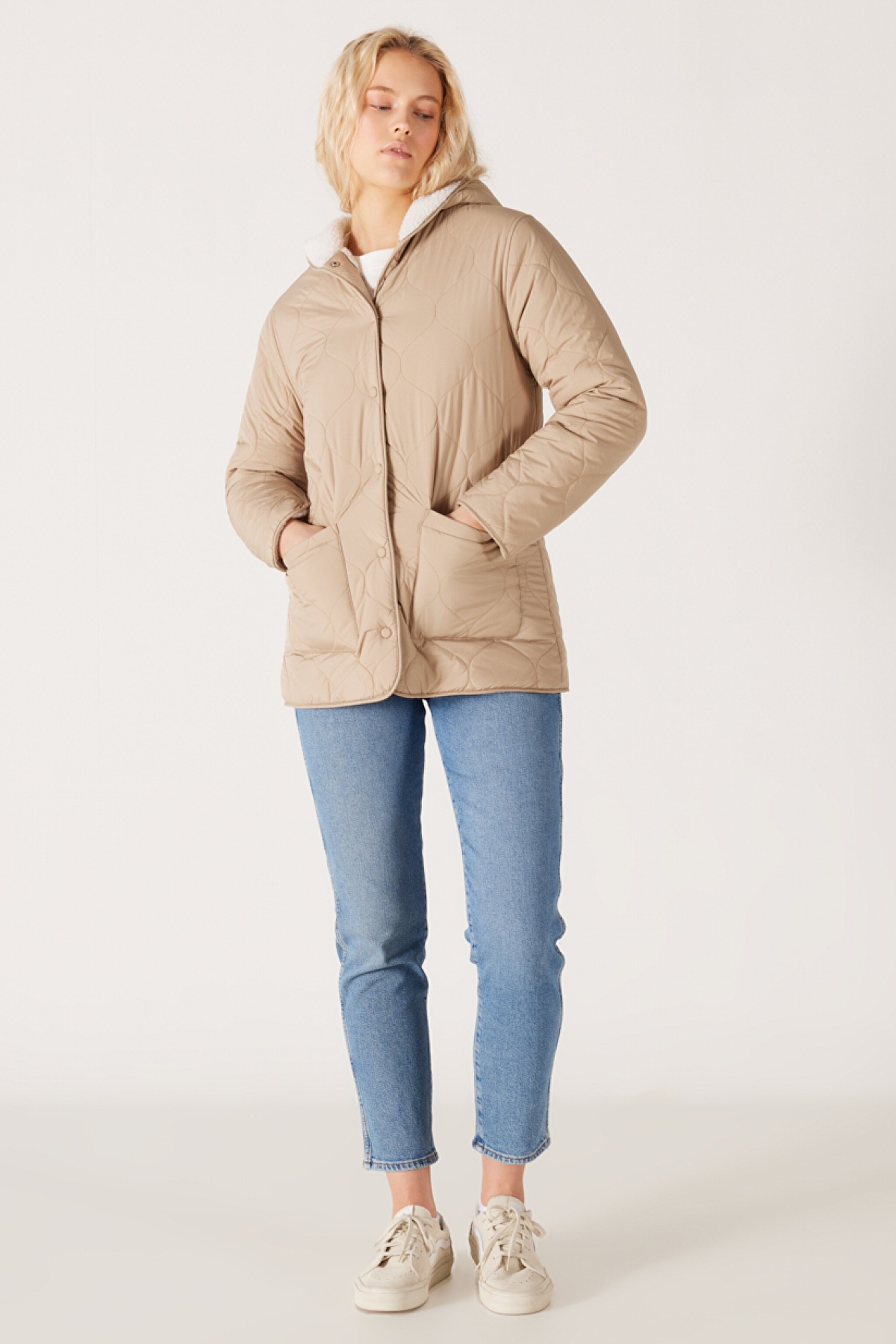 Loose Fit Rahat Kesim Kapüşonlu Çift Taraflı Sherpa Bej Mont - Beige-W232275614 (görsel 6)