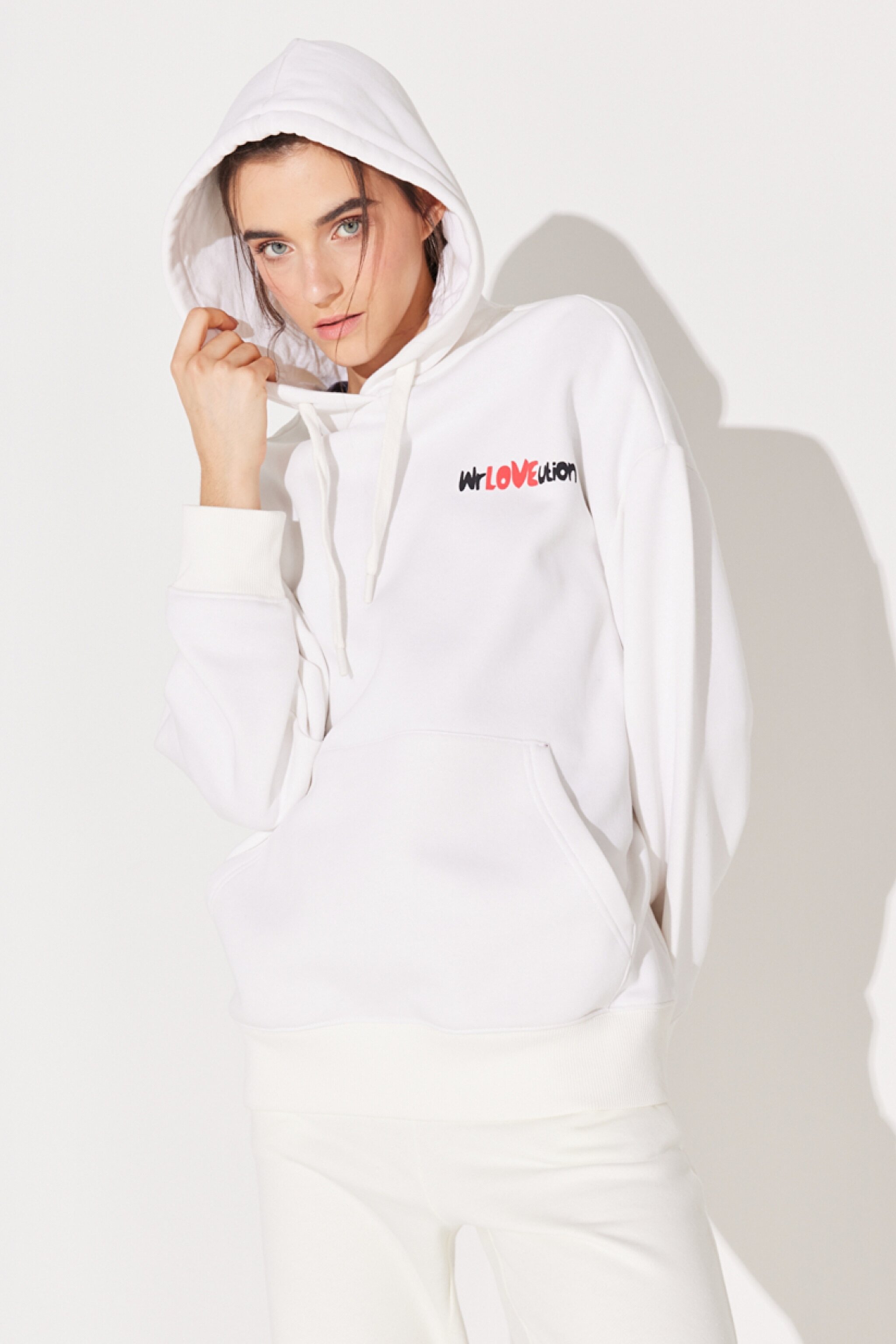 Oversize Fit Geniş Kesim Kapüşonlu İçi Polarlı Sırt Baskılı Kırık Beyaz Sweatshirt - Off White-W232307102 (görsel 3)
