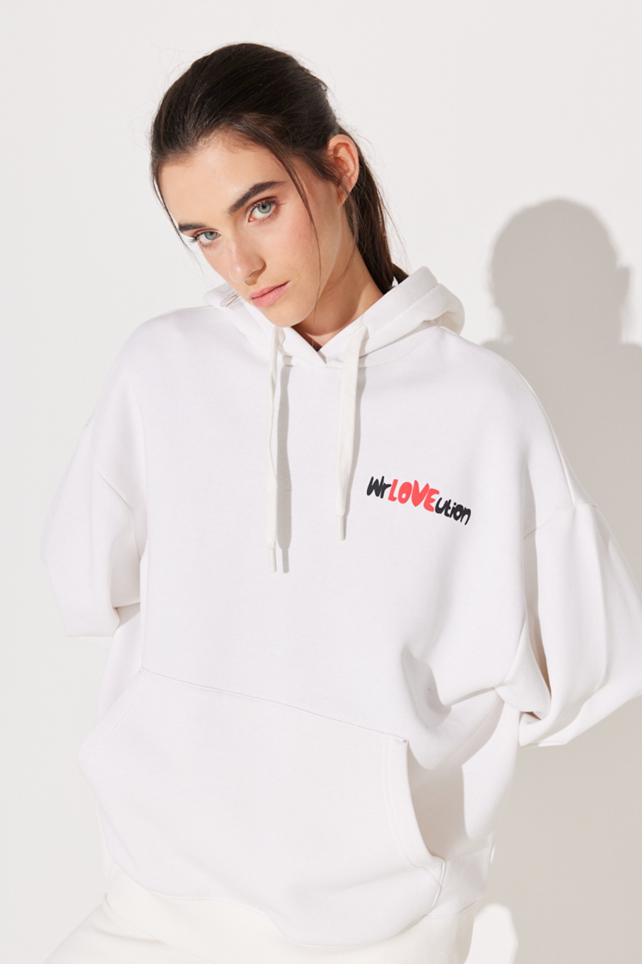 Oversize Fit Geniş Kesim Kapüşonlu İçi Polarlı Sırt Baskılı Kırık Beyaz Sweatshirt - Off White-W232307102 (görsel 5)