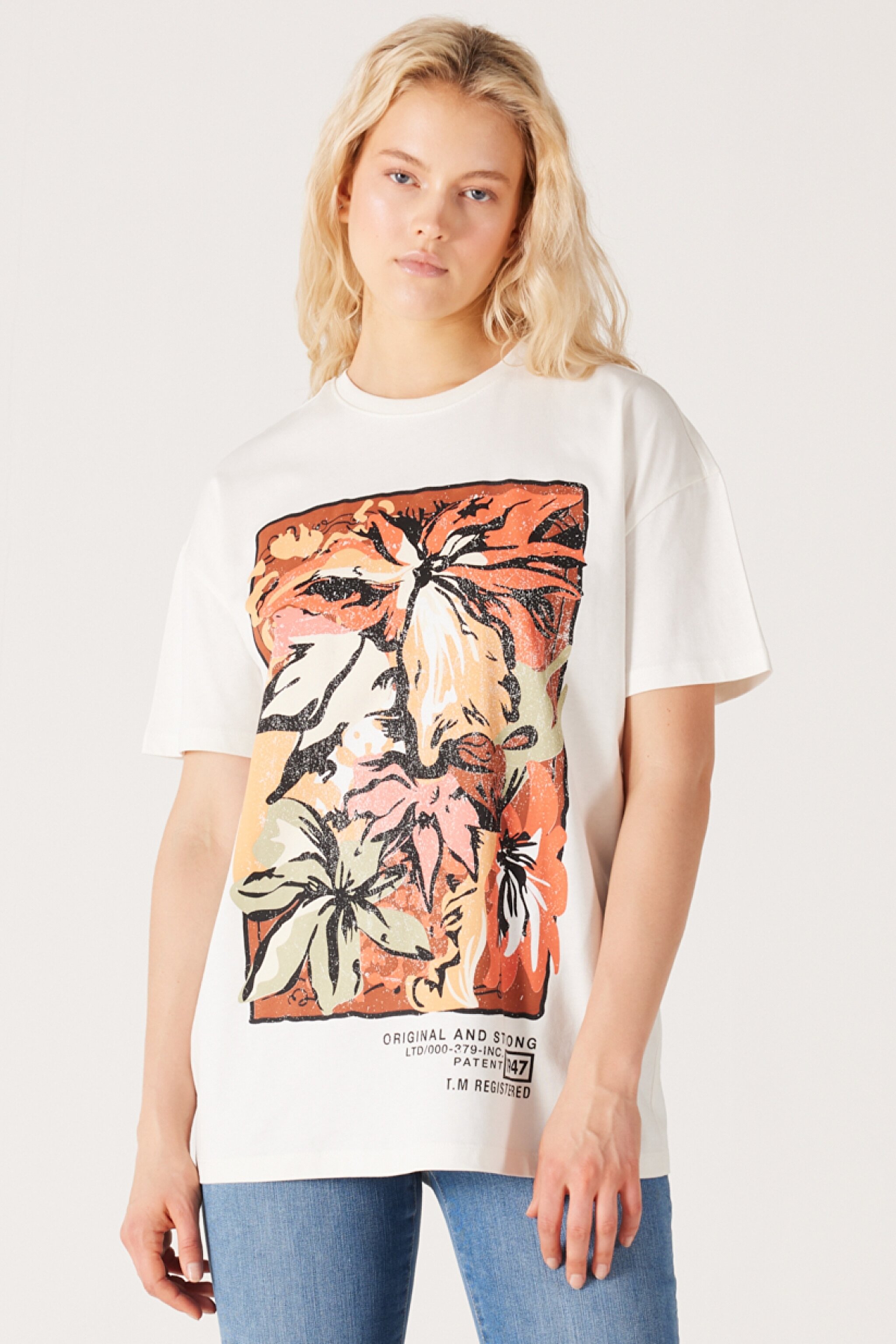 Loose Fit Rahat Kesim %100 Pamuk Bisiklet Yaka Kırık Beyaz Tişört - Off White-W232315102