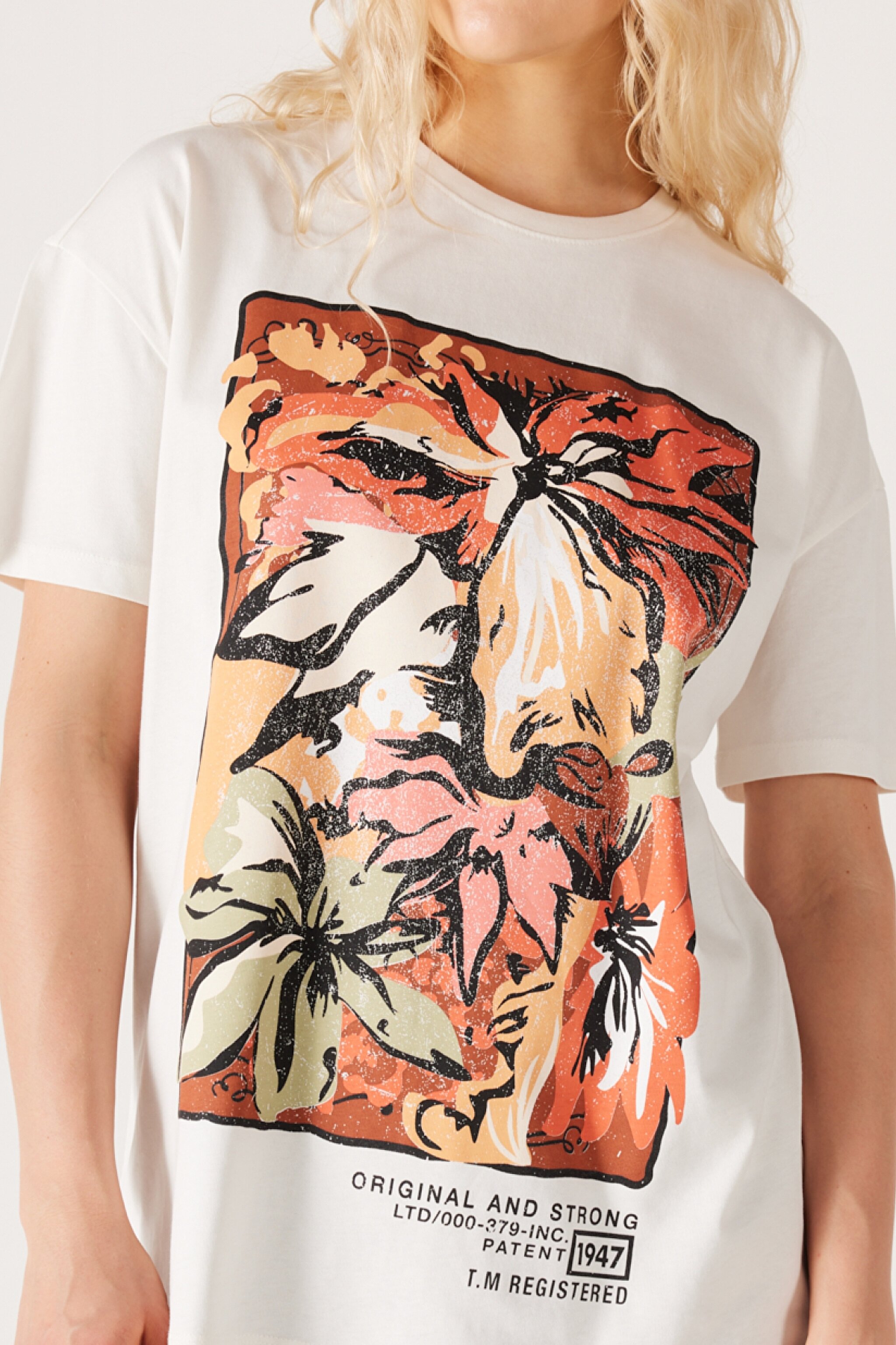 Loose Fit Rahat Kesim %100 Pamuk Bisiklet Yaka Kırık Beyaz Tişört - Off White-W232315102 (görsel 3)