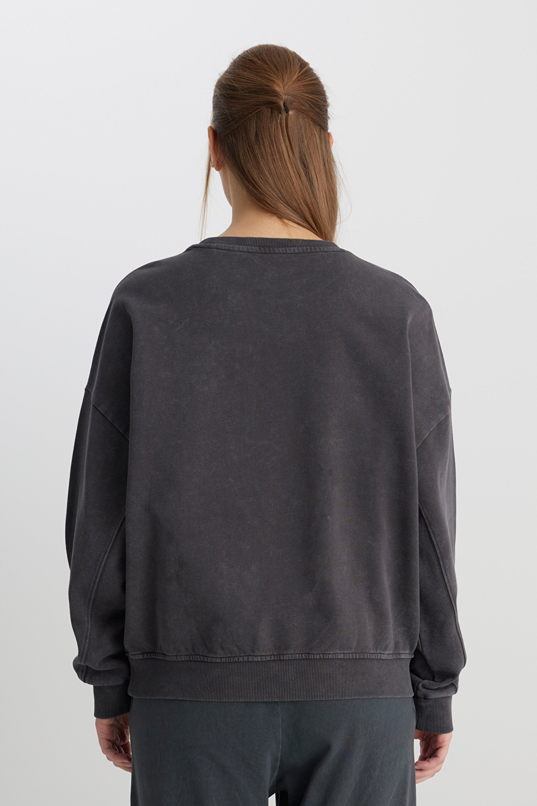 Relaxed Fit Geniş Kesim Bisiklet Yaka %100 Pamuk Antrasit Sweatshirt - Anthracite-W241234003 (görsel 5)