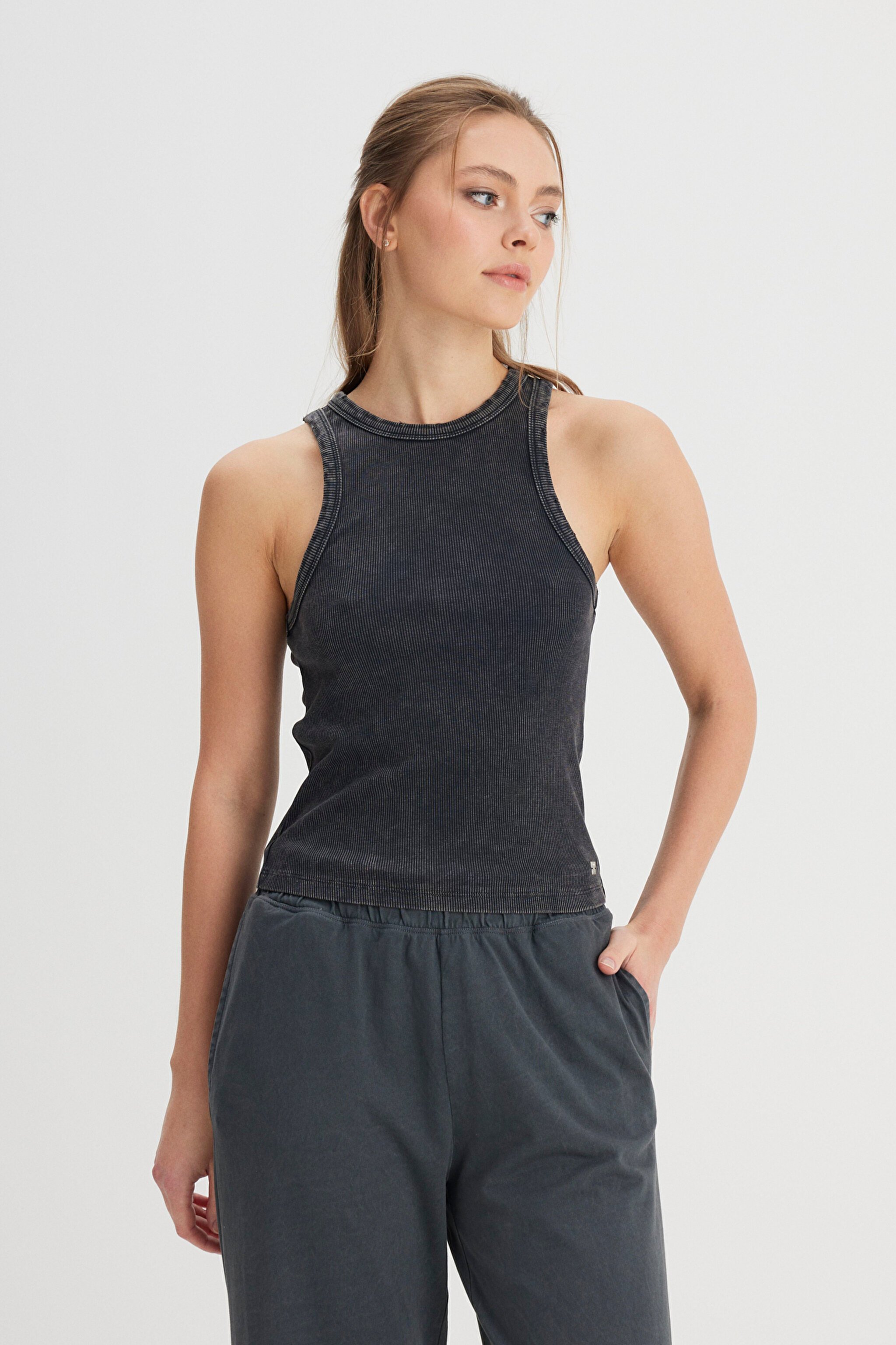 Slim Fit Dar Kesim Bisiklet Yaka Siyah Bluz