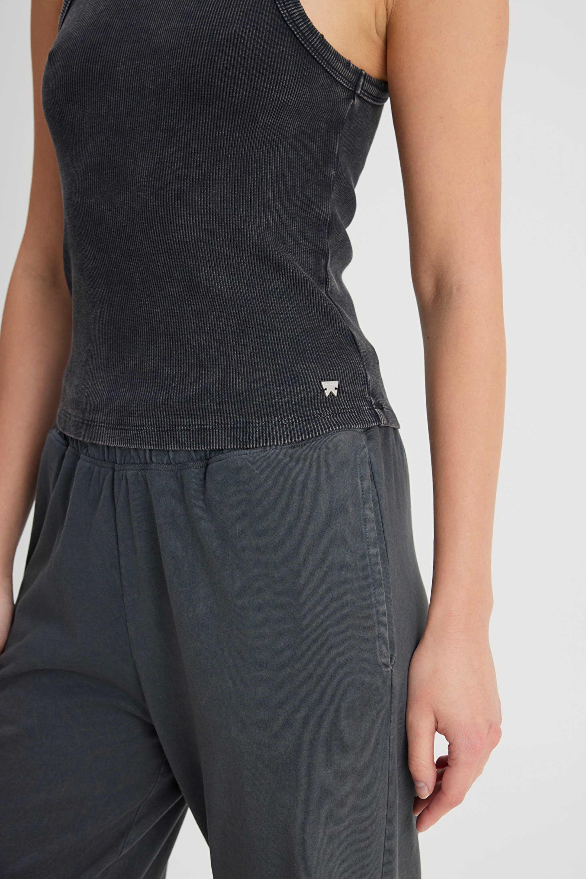 Slim Fit Dar Kesim Bisiklet Yaka Siyah Bluz - Black-W241281001 (görsel 5)