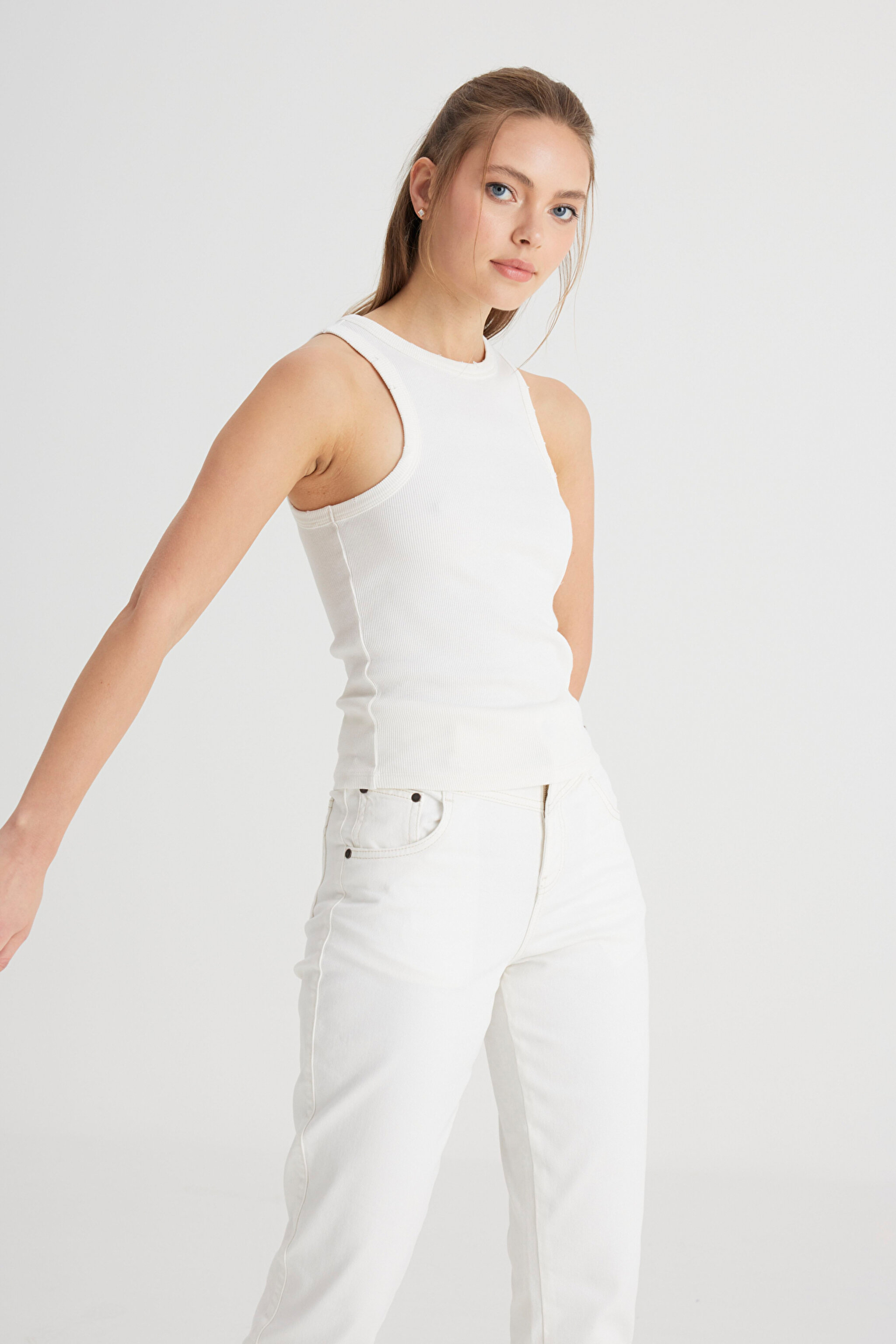 Slim Fit Dar Kesim Bisiklet Yaka Beyaz Bluz
