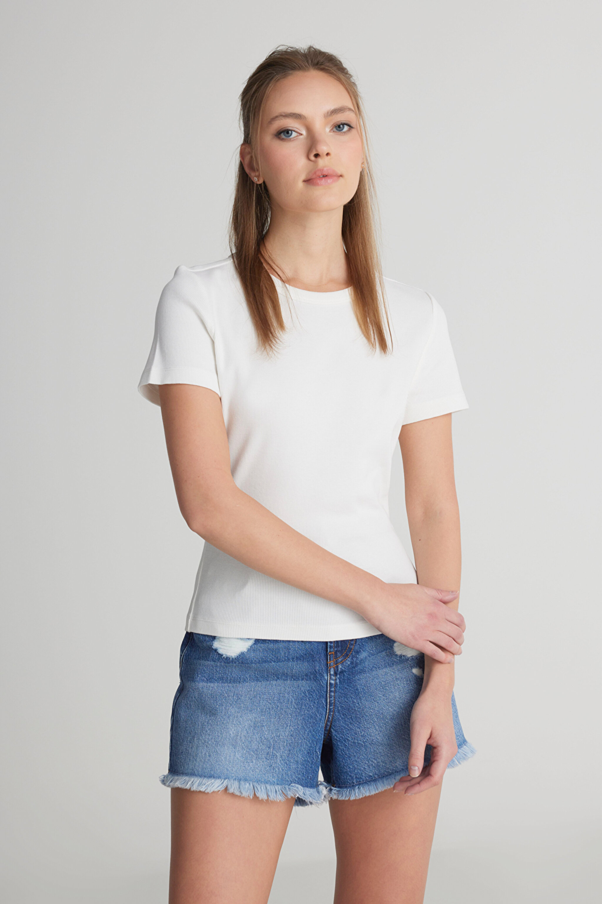 Slim Fit Dar Kesim Bisiklet Yaka Beyaz Tişört - White-W241600100