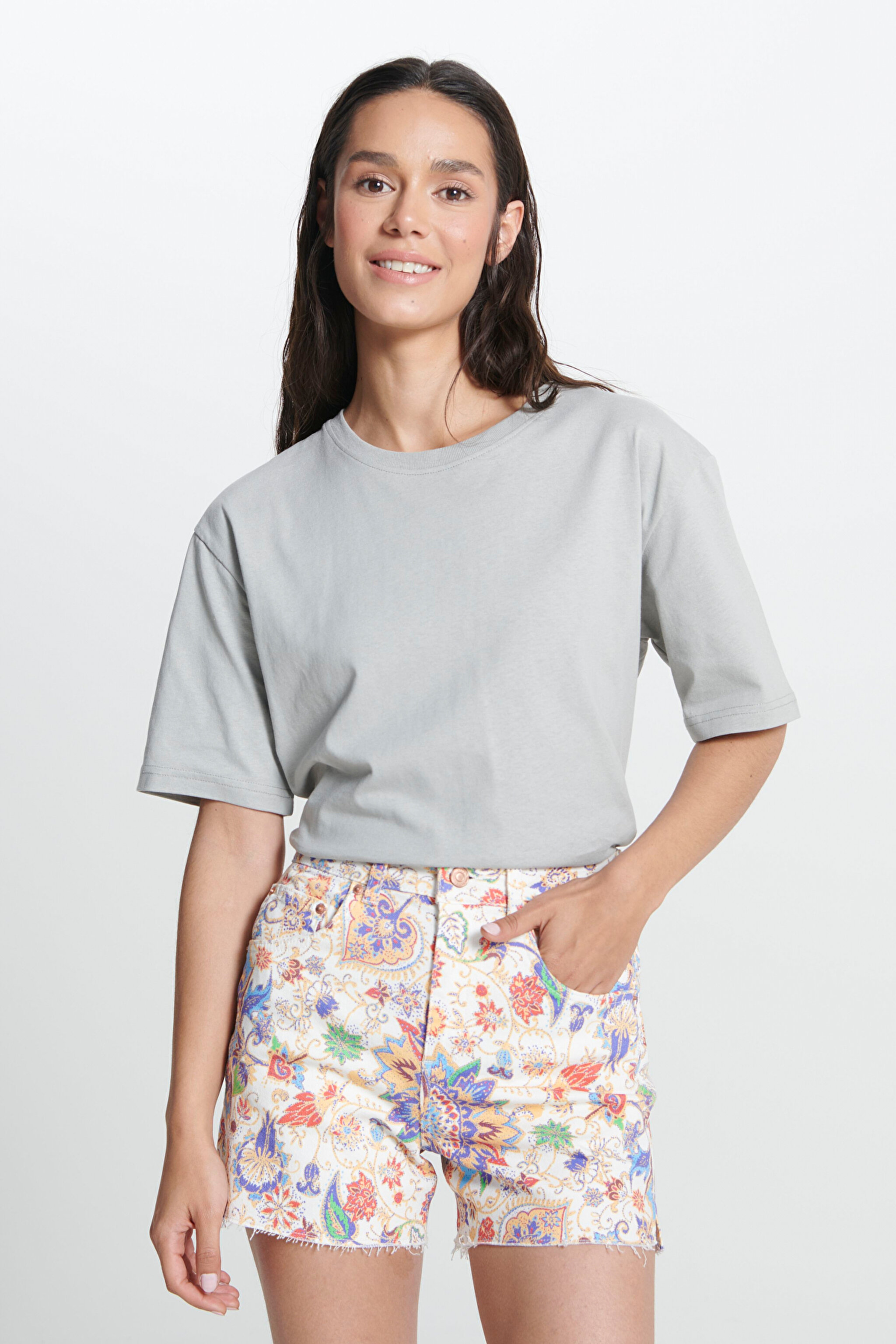 Relaxed Fit Geniş Kesim Bisiklet Yaka %100 Pamuk Gri Tişört - Gray-W241608035 (görsel 2)