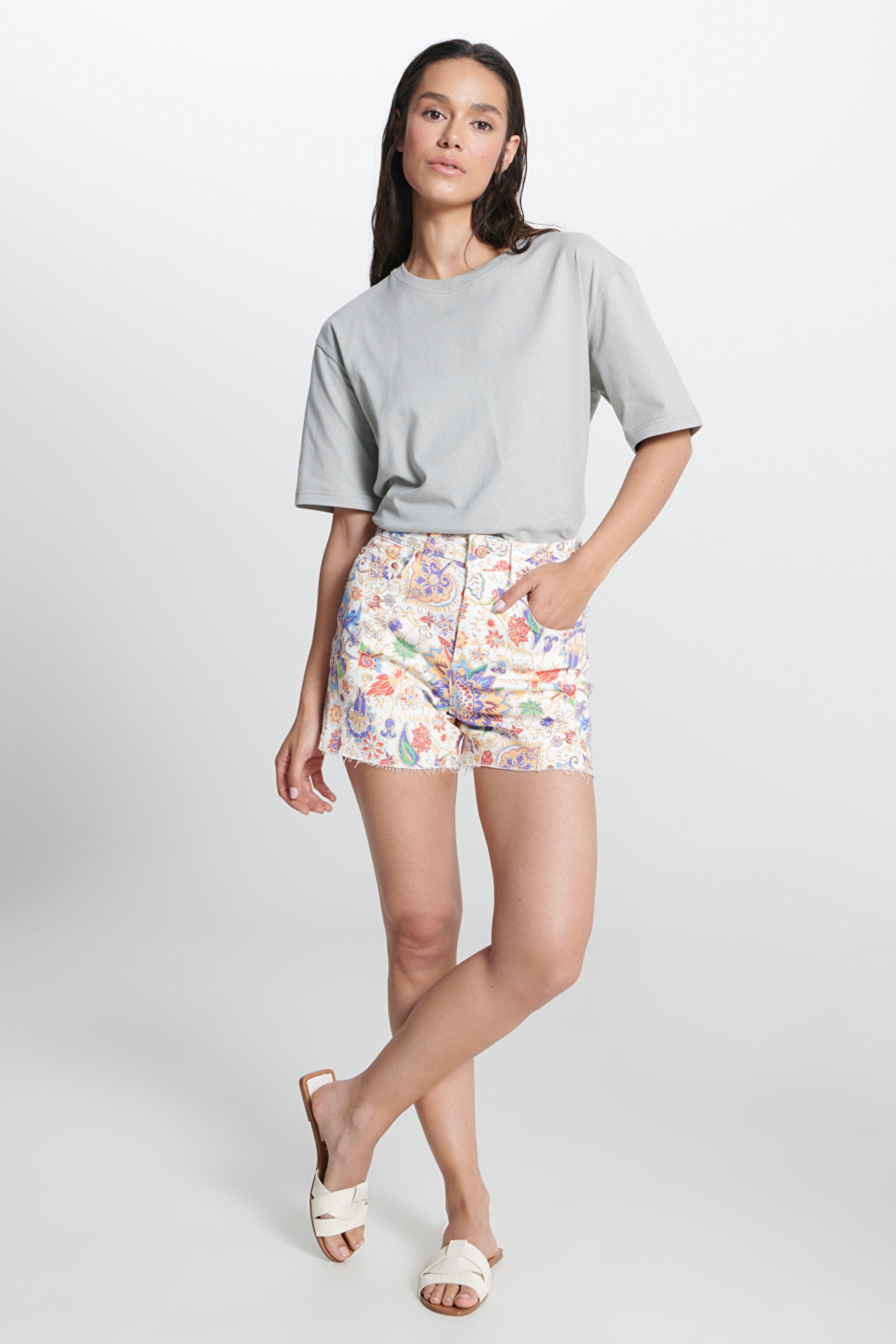 Relaxed Fit Geniş Kesim Bisiklet Yaka %100 Pamuk Gri Tişört - Gray-W241608035 (görsel 3)