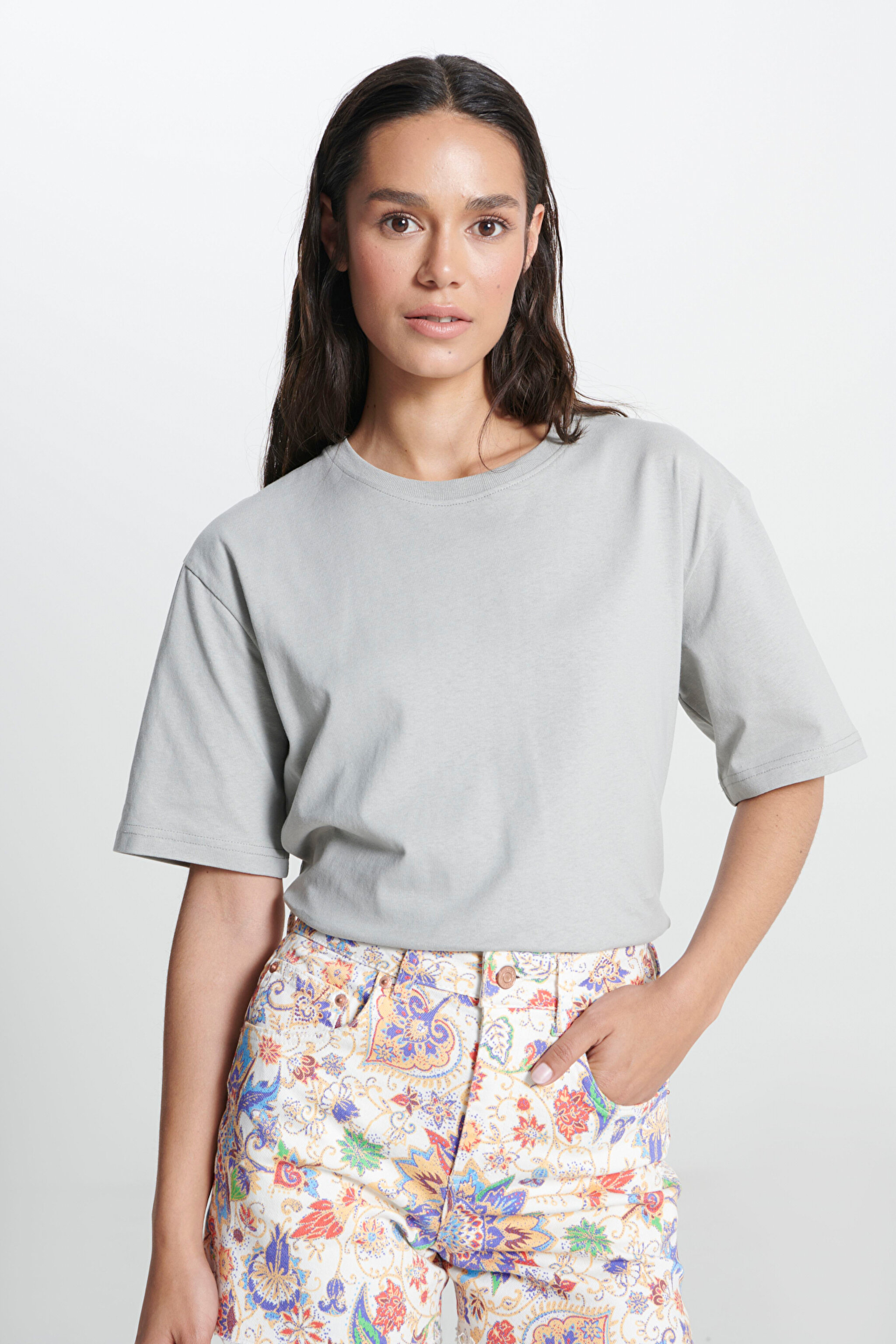 Relaxed Fit Geniş Kesim Bisiklet Yaka %100 Pamuk Gri Tişört - Gray-W241608035 (görsel 4)