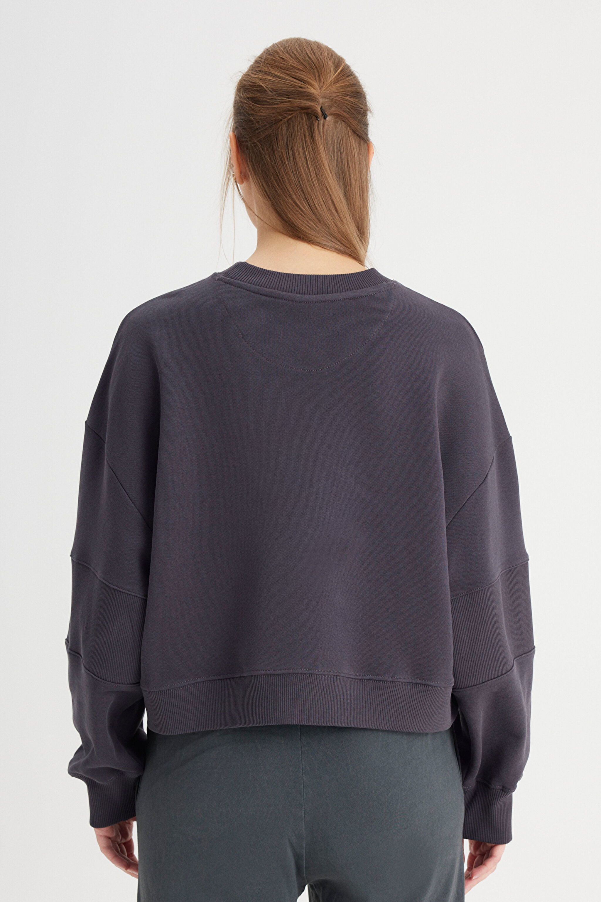 Relaxed Fit Geniş Kesim Bisiklet Yaka %100 Pamuk Siyah Sweatshirt - Faded Black-W24161433W (görsel 6)