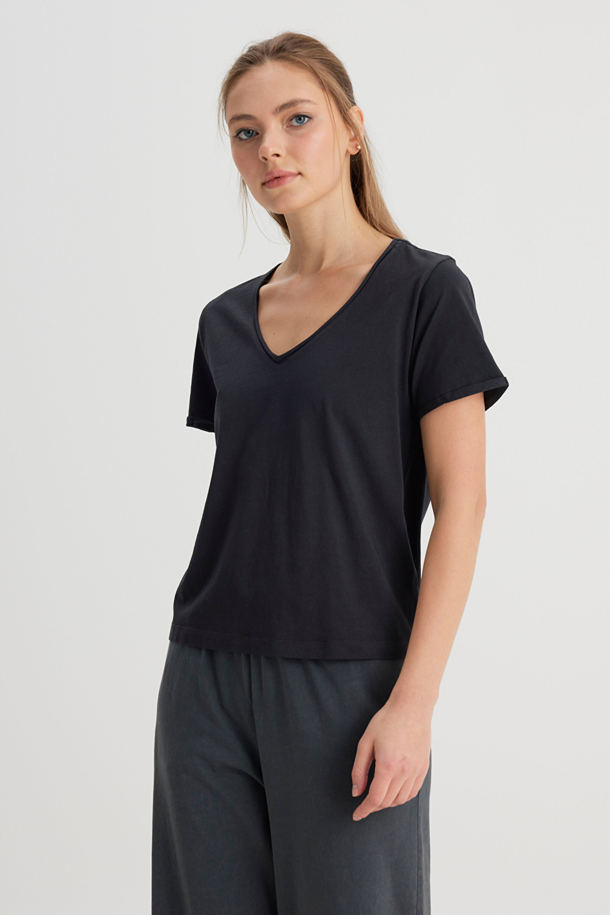 Regular Fit Normal Kesim V Yaka %100 Pamuk Siyah Tişört - Black-W241664001 (görsel 2)