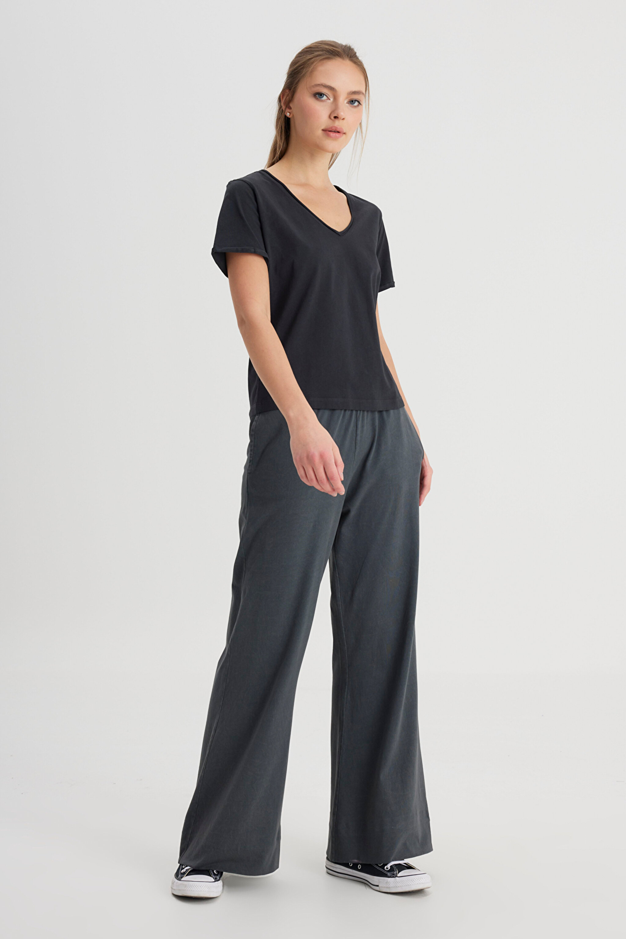 Regular Fit Normal Kesim V Yaka %100 Pamuk Siyah Tişört - Black-W241664001 (görsel 3)
