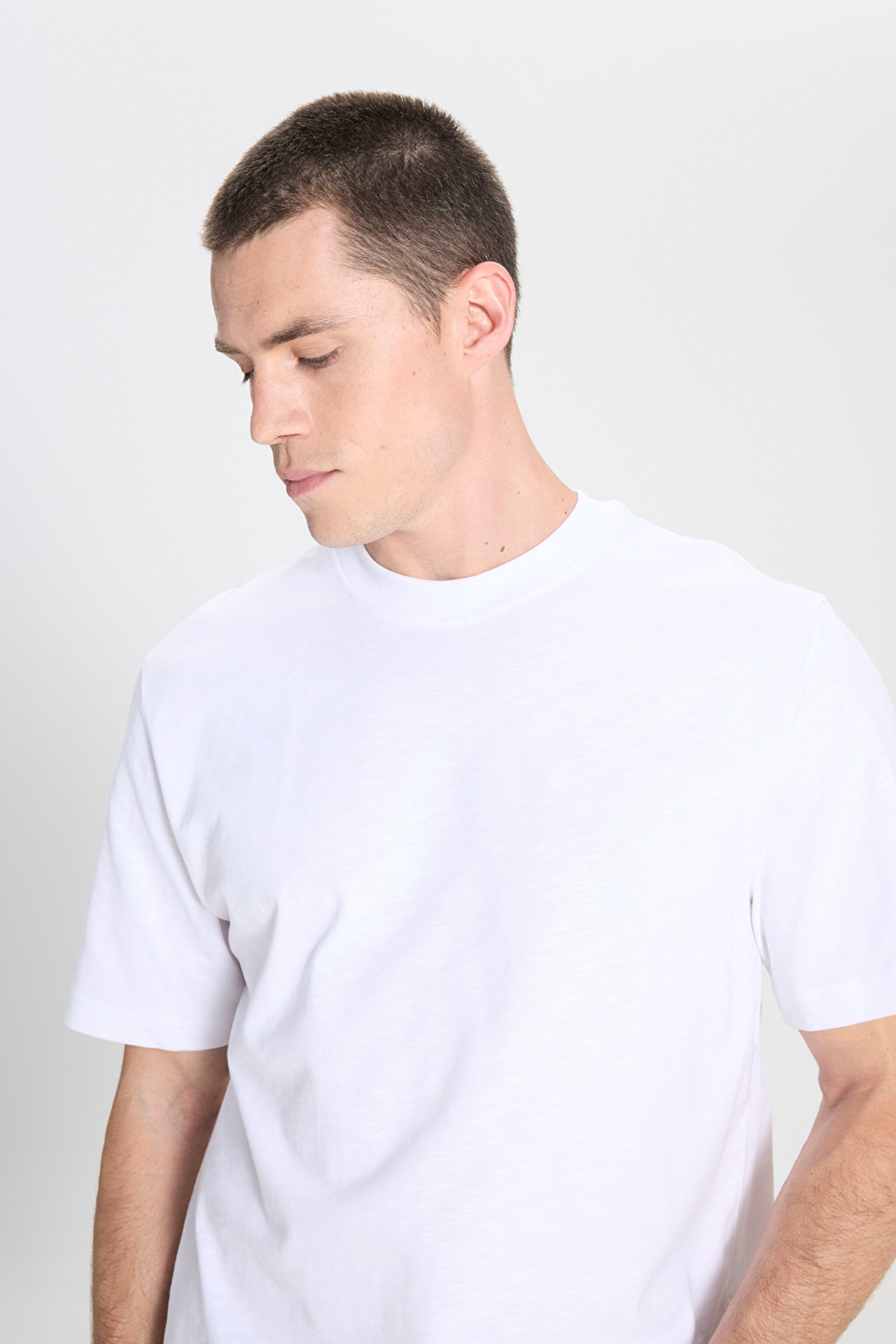 Regular Fit Normal Kesim Bisiklet Yaka %100 Pamuk Beyaz Tişört - White-W241673100 (görsel 5)