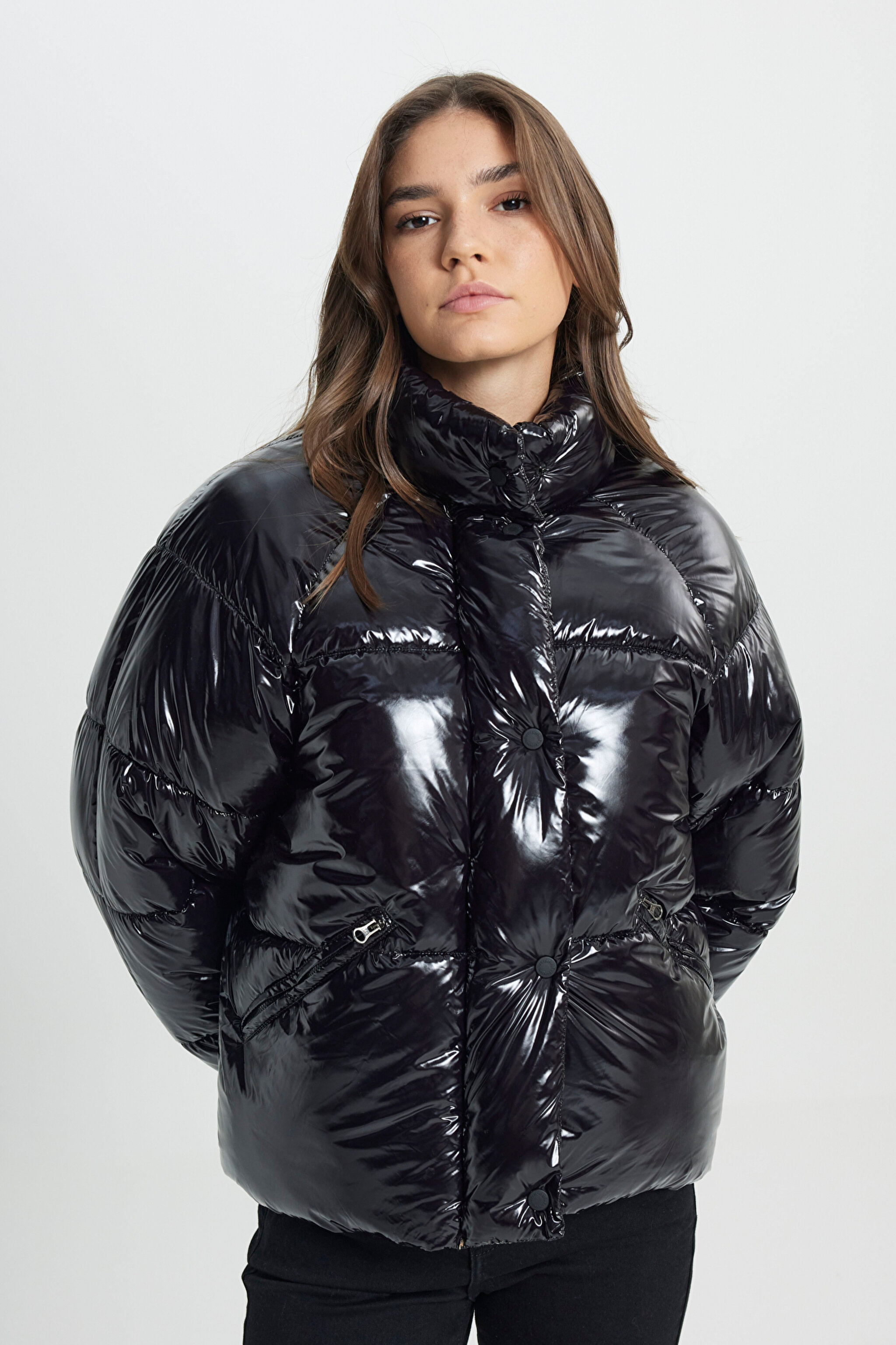 Loose Fit Rahat Kesim Kapüşonlu Siyah Şişme Mont - Black-W242637001 (görsel 3)