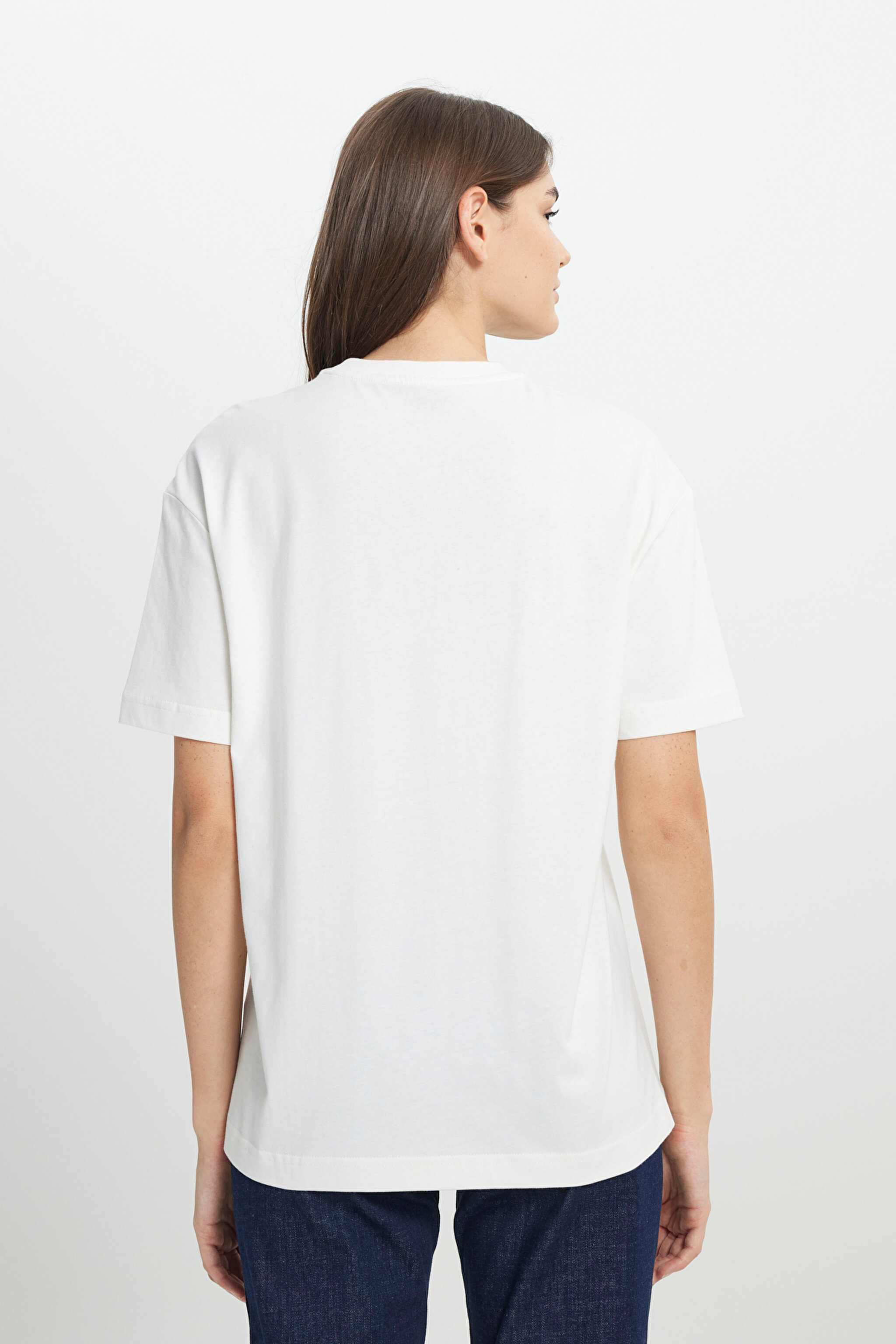 Loose Fit Rahat Kesim Bisiklet Yaka %100 Pamuk Beyaz Tişört - White-W242719100 (görsel 5)