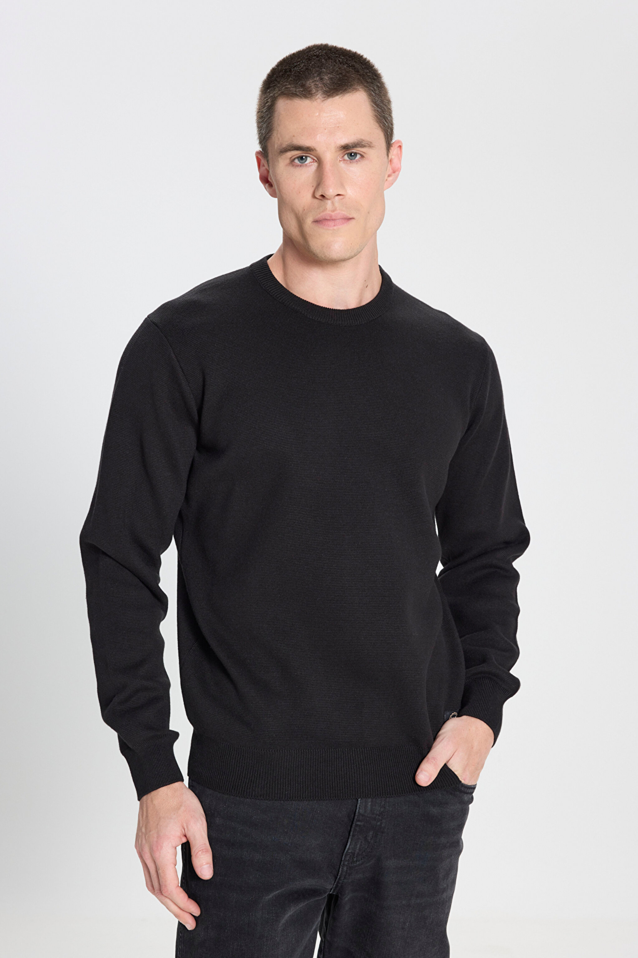 Regular Fit Normal Kesim Bisiklet Yaka Siyah Triko Kazak - Black-W242724001 (görsel 2)