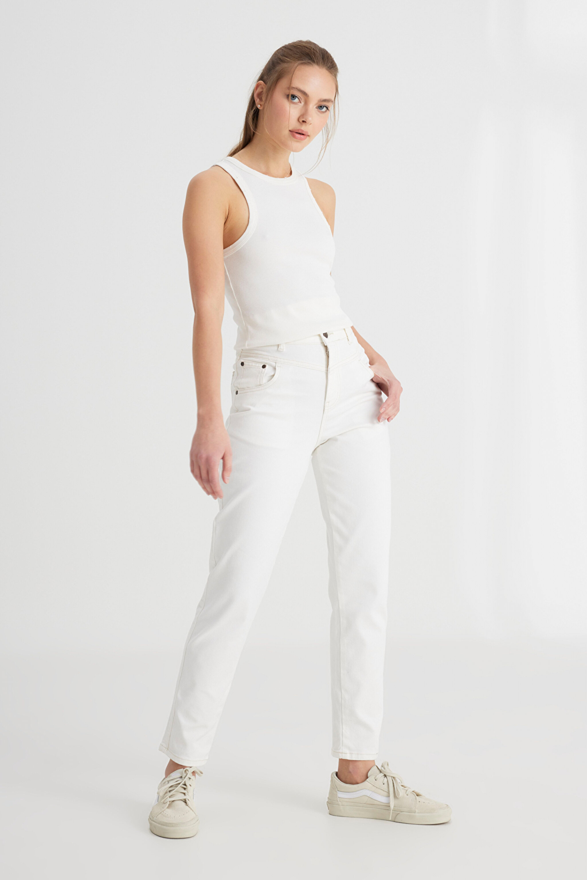 Mom Fit Yüksek Bel Dar Paça Beyaz Esnek Jean Kot Pantolon