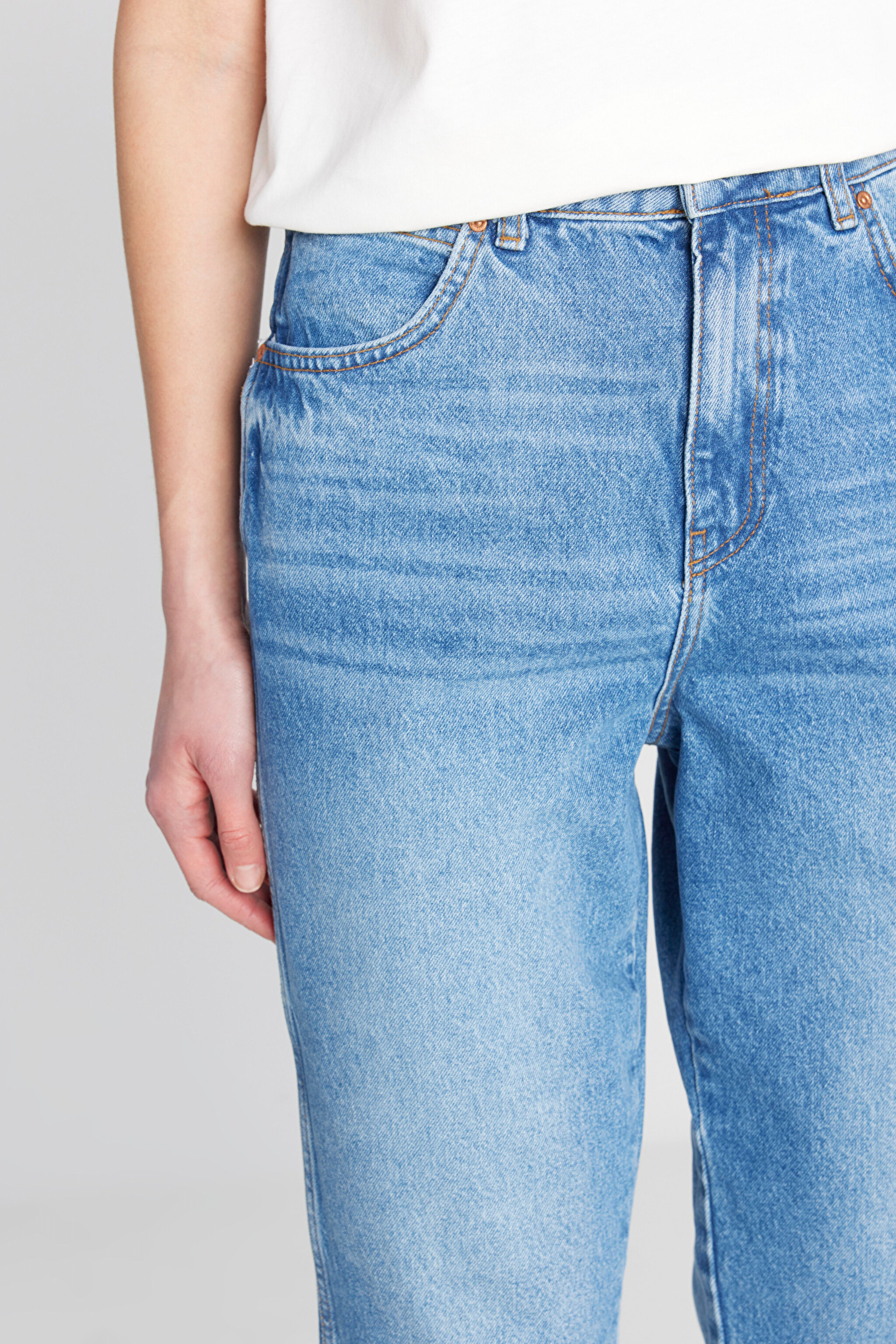 %100 Pamuk Mom Fit Yüksek Bel Mavi Jean Denim Pantolon - Mid Blue-W246027XT (görsel 5)