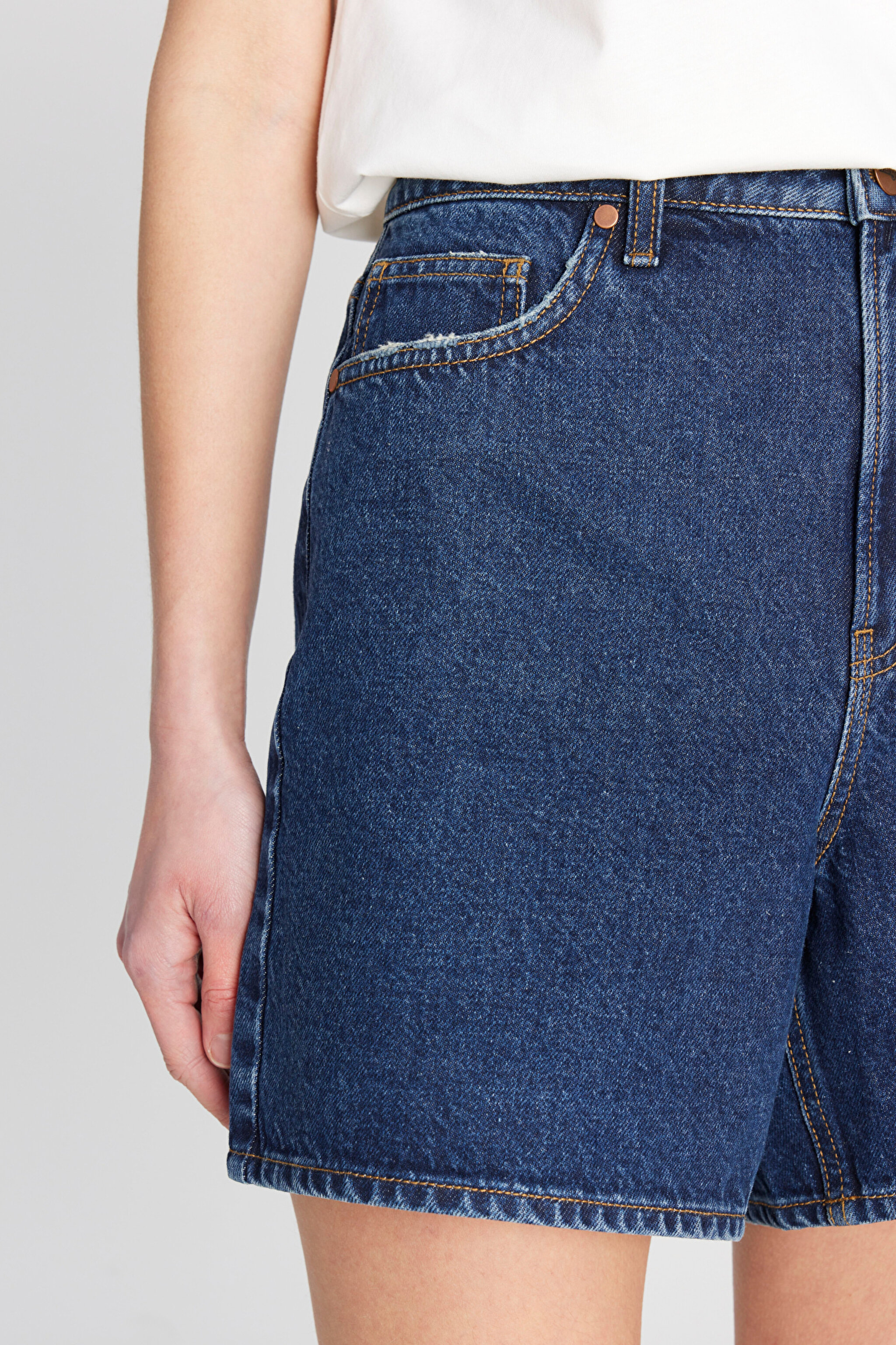 %100 Pamuk Regular Fit Normal Kesim Koyu Mavi Denim Şort - Dark Indigo-W2510525X1E (görsel 5)