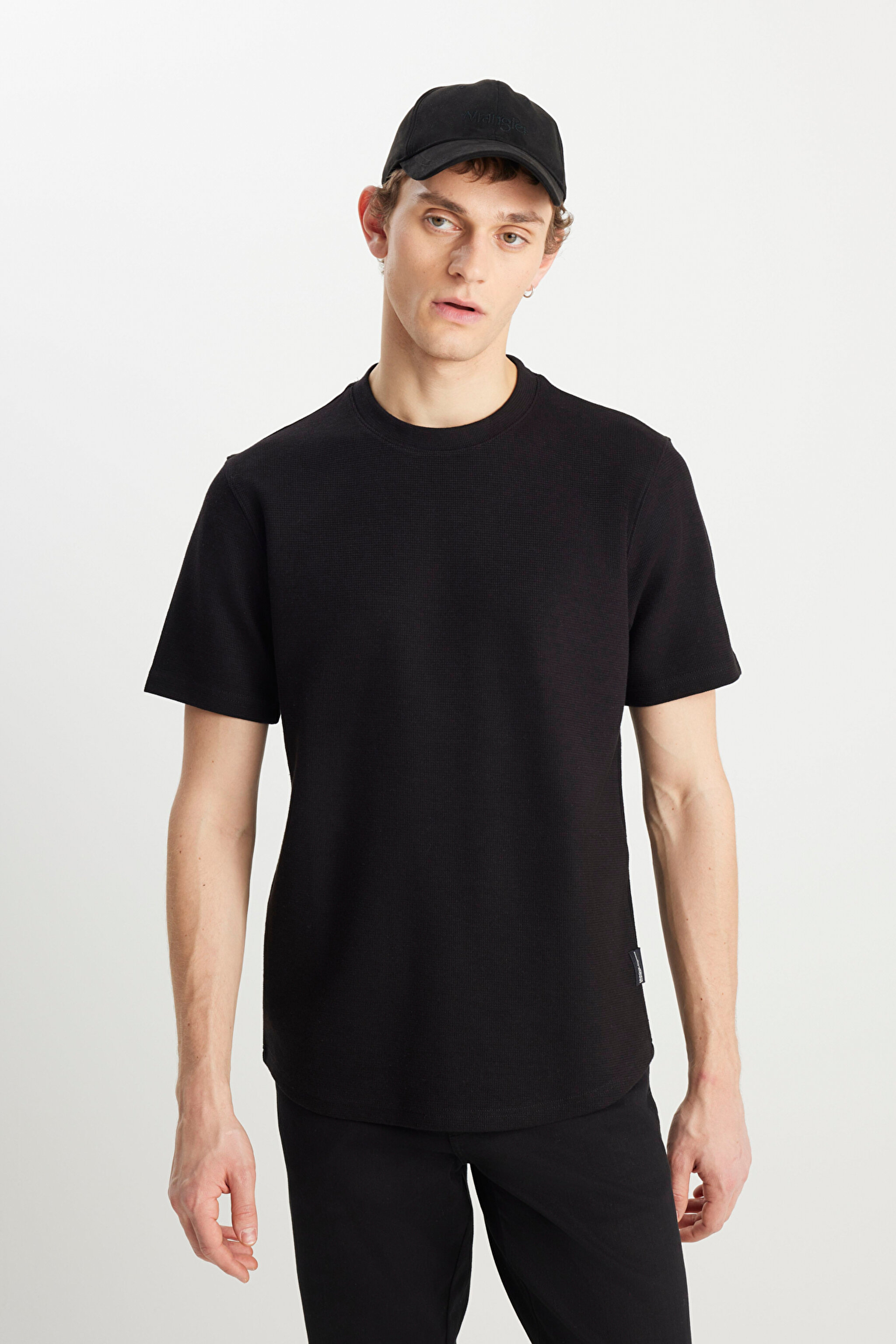 Relaxed Fit Geniş Kesim Bisiklet Yaka Siyah Dokulu Basic Tişört