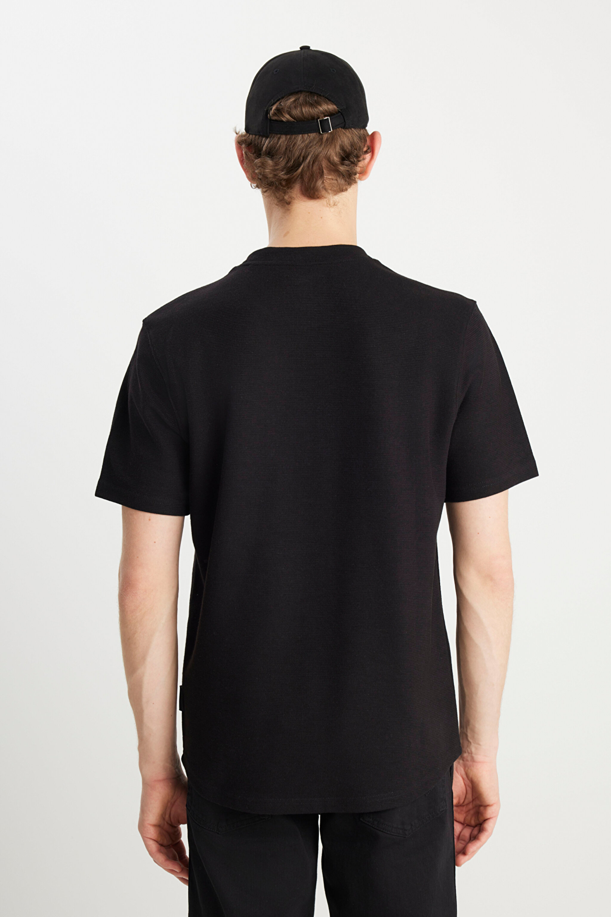Relaxed Fit Geniş Kesim Bisiklet Yaka Siyah Dokulu Basic Tişört - Black-W2510718001 (görsel 5)