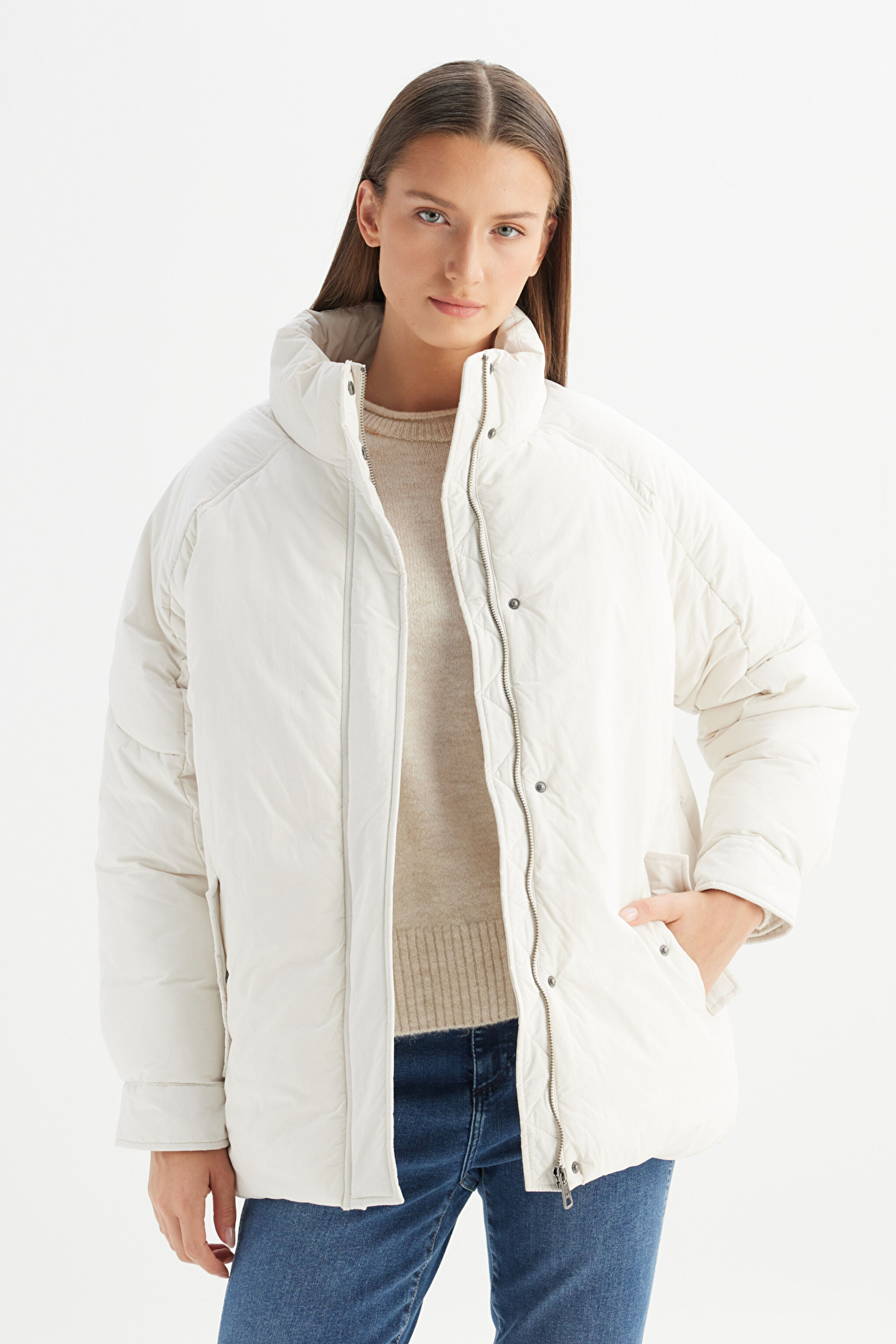 Relaxed Fit Geniş Kesim Dik Yaka Kapitone Detaylı Ekru İnce Mont