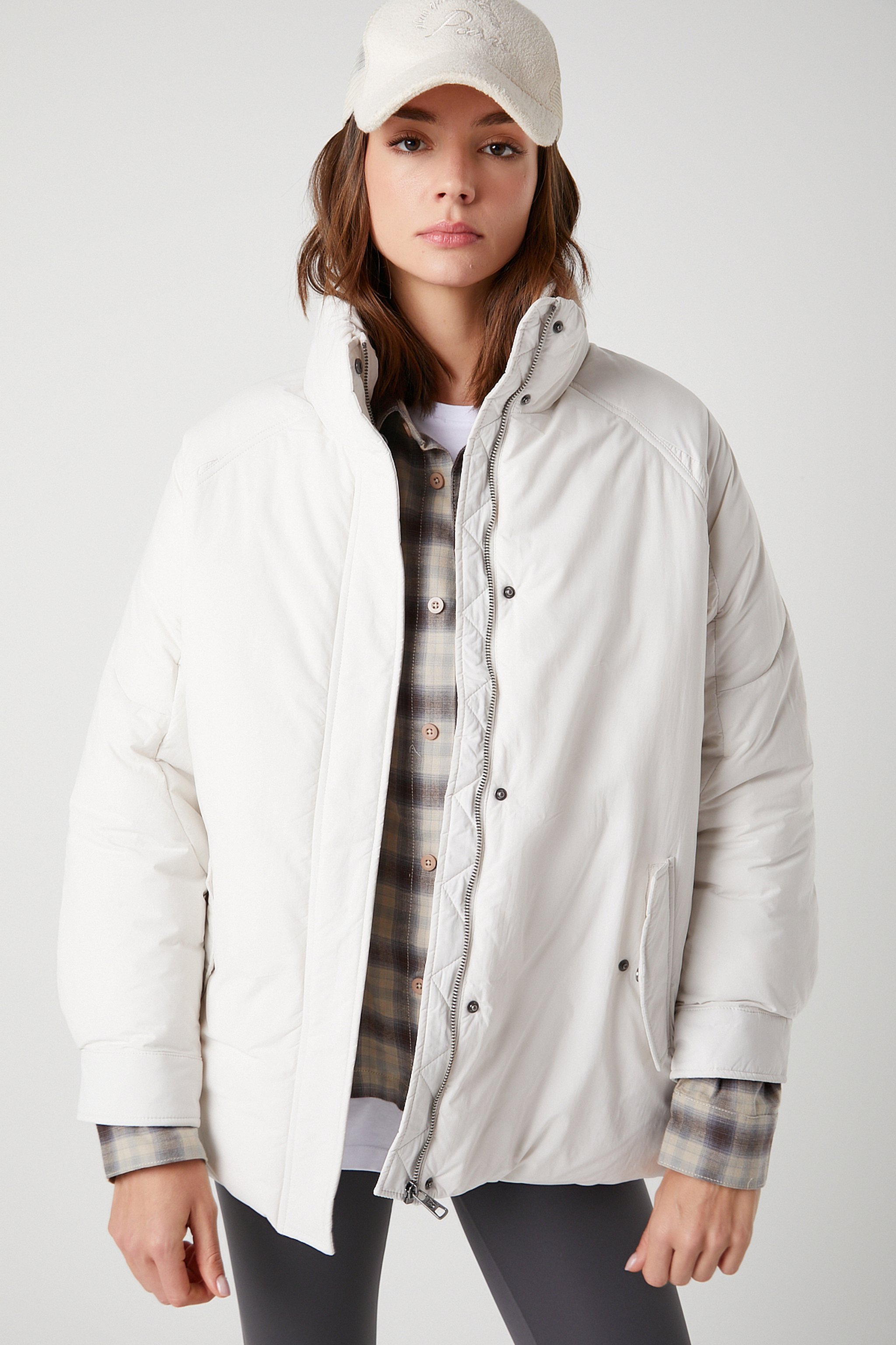 Relaxed Fit Geniş Kesim Dik Yaka Kapitone Detaylı Ekru İnce Mont - Ecru-W2520399104