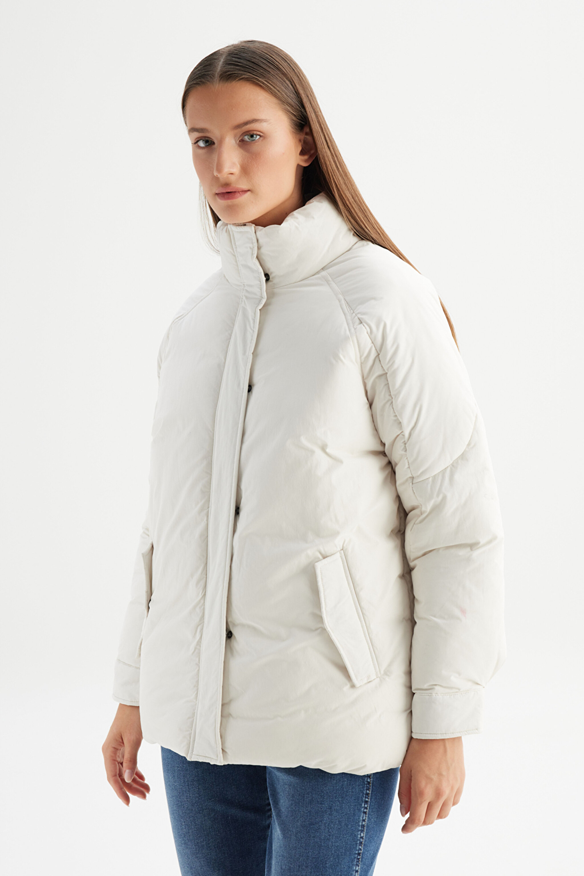 Relaxed Fit Geniş Kesim Dik Yaka Kapitone Detaylı Ekru İnce Mont - Ecru-W2520399104 (görsel 3)