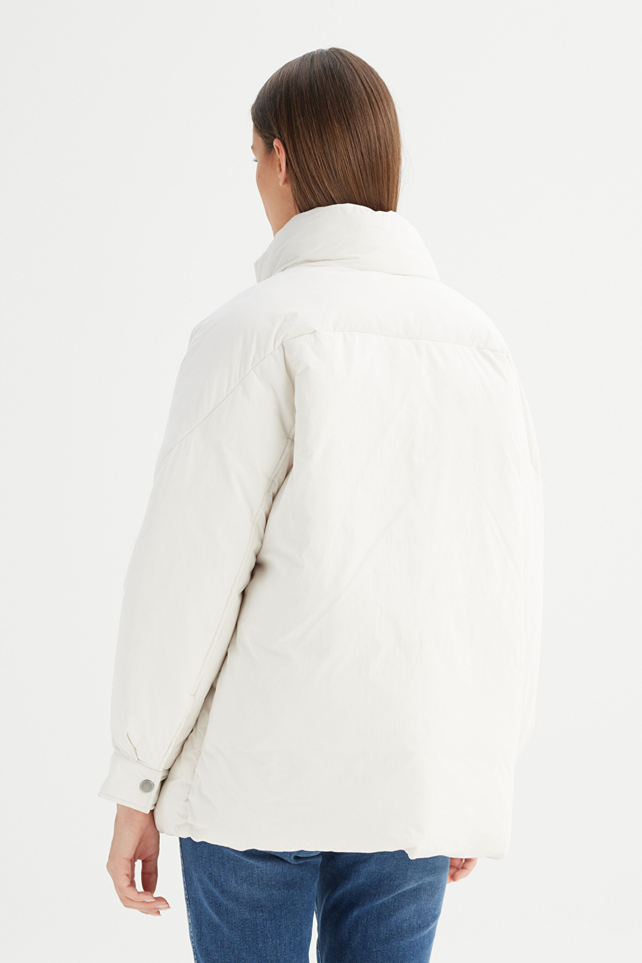 Relaxed Fit Geniş Kesim Dik Yaka Kapitone Detaylı Ekru İnce Mont - Ecru-W2520399104 (görsel 5)