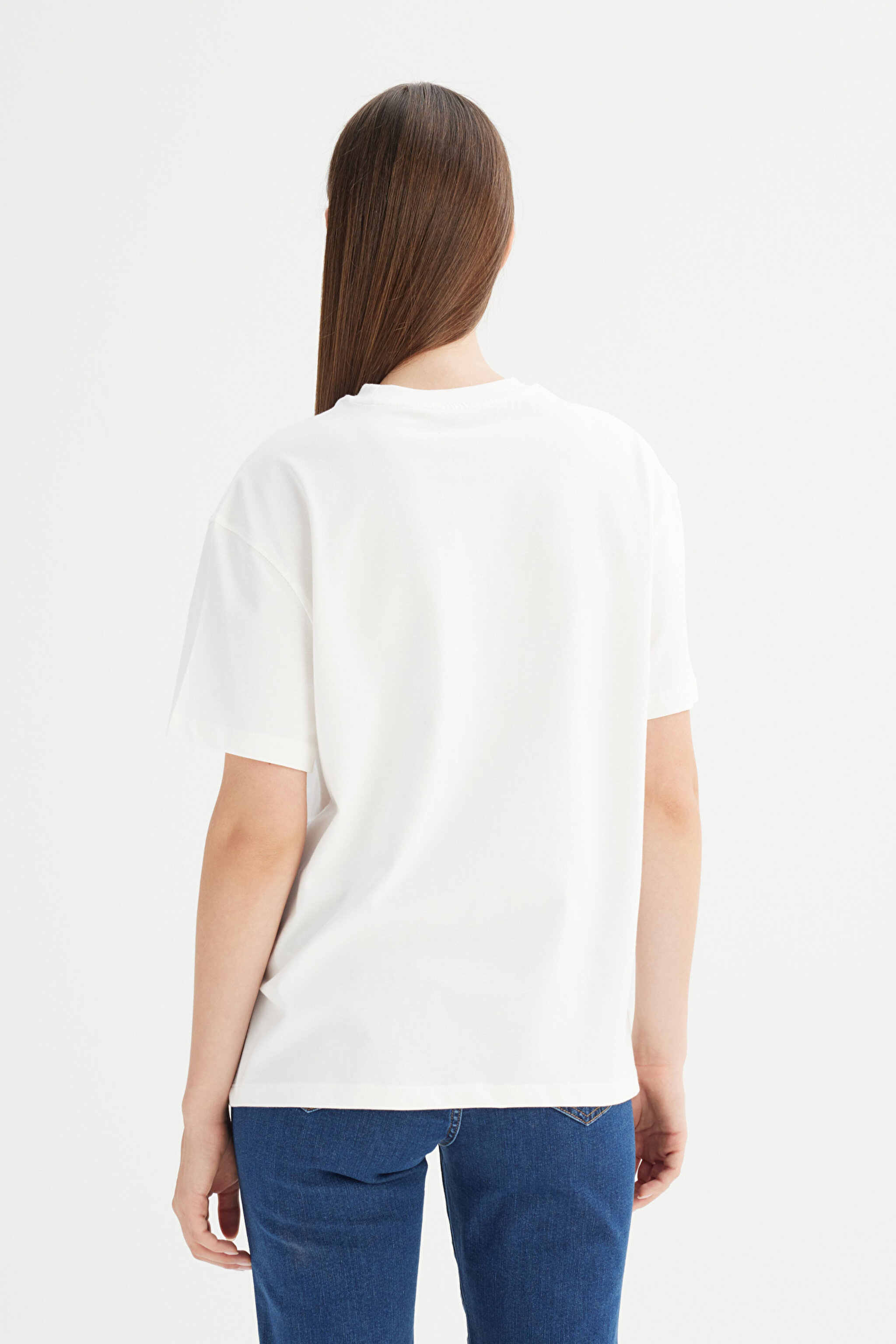 %100 Pamuk Relaxed Fit Rahat Kesim Bisiklet Yaka Logo Detaylı Tişört - Off White-W2520452102 (görsel 5)