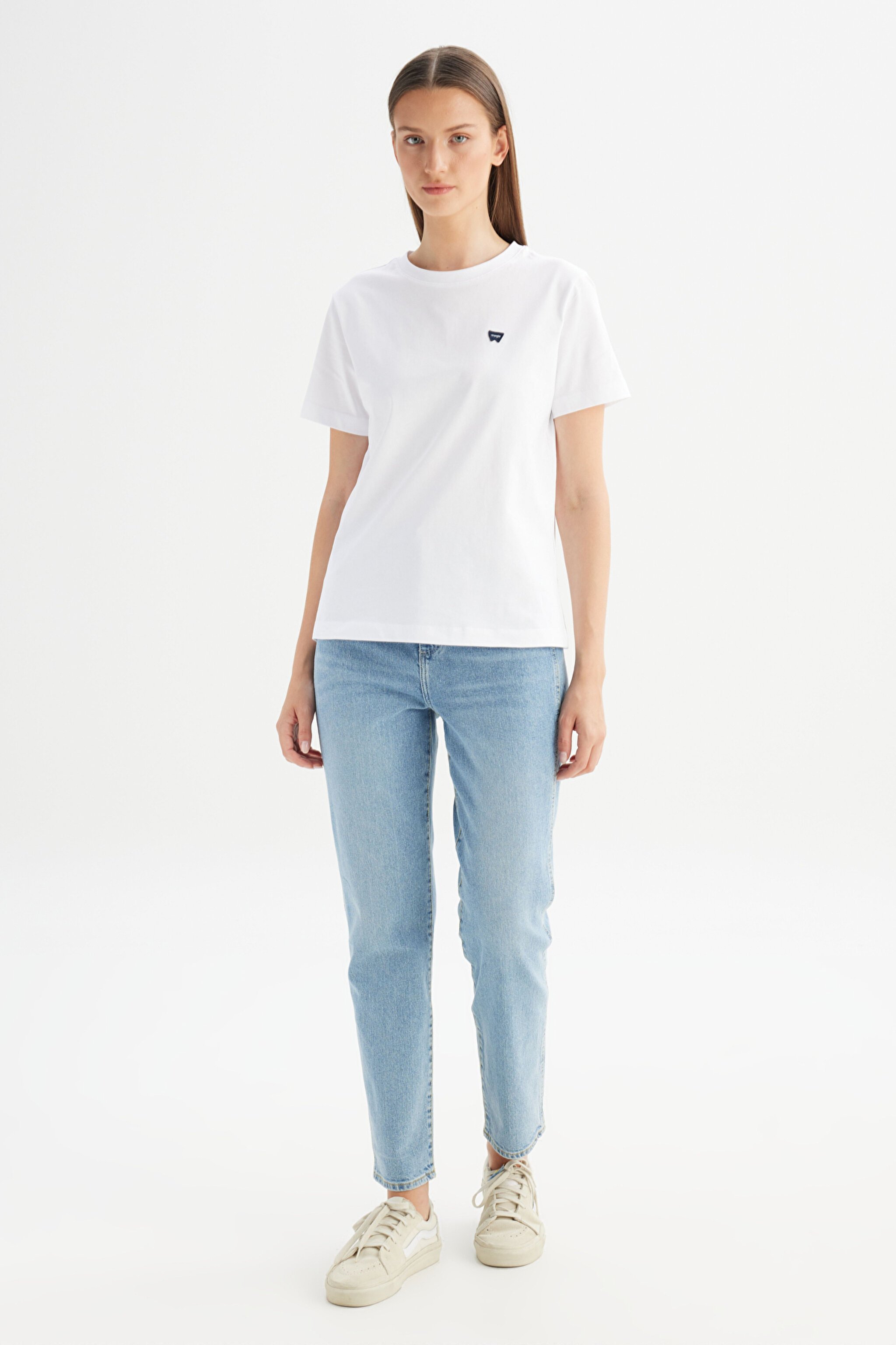 %100 Pamuk Regular Fit Normal Kesim Bisiklet Yaka Patch Logo Beyaz Tişört - White-W7Q05920989 (görsel 2)