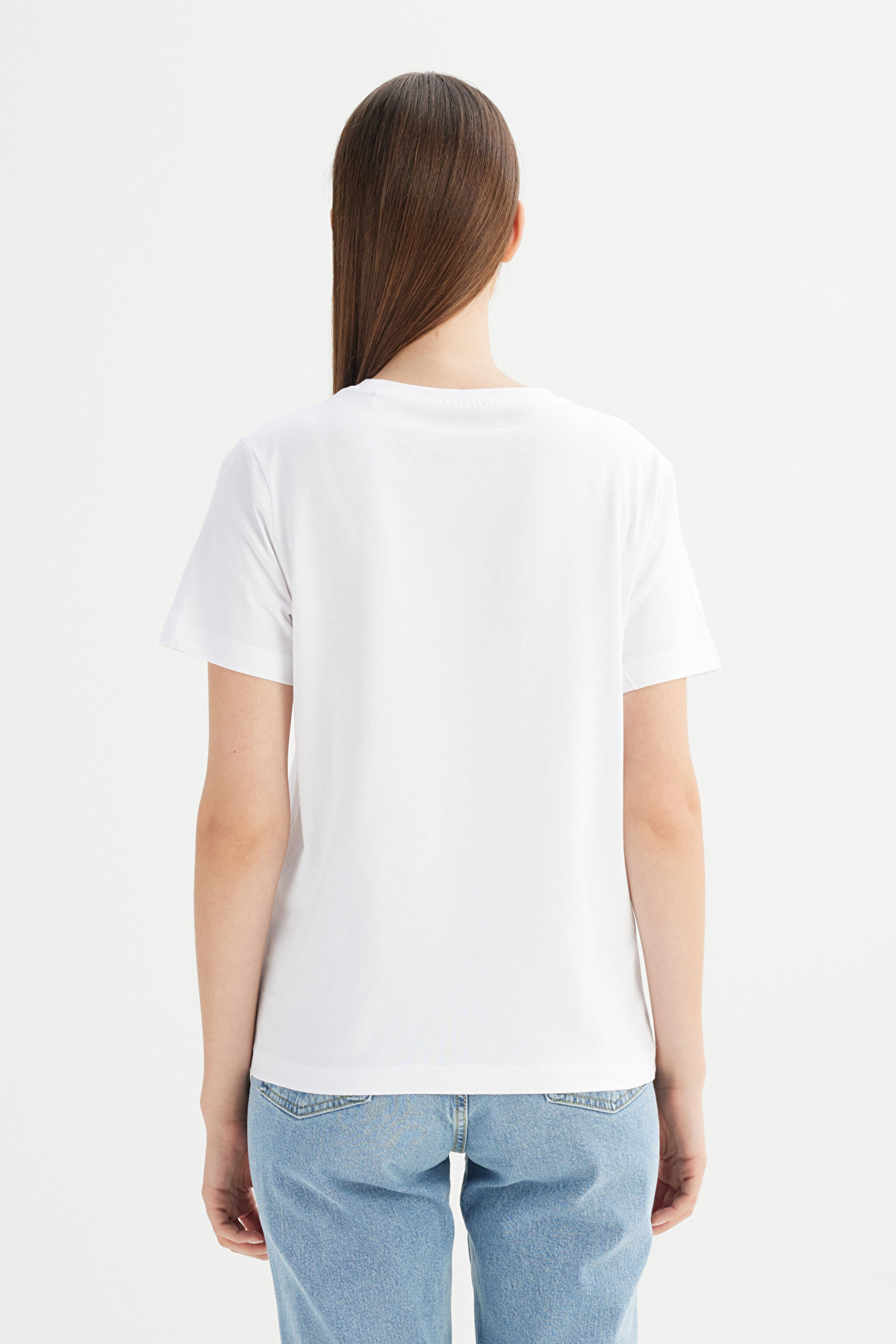%100 Pamuk Regular Fit Normal Kesim Bisiklet Yaka Patch Logo Beyaz Tişört - White-W7Q05920989 (görsel 5)