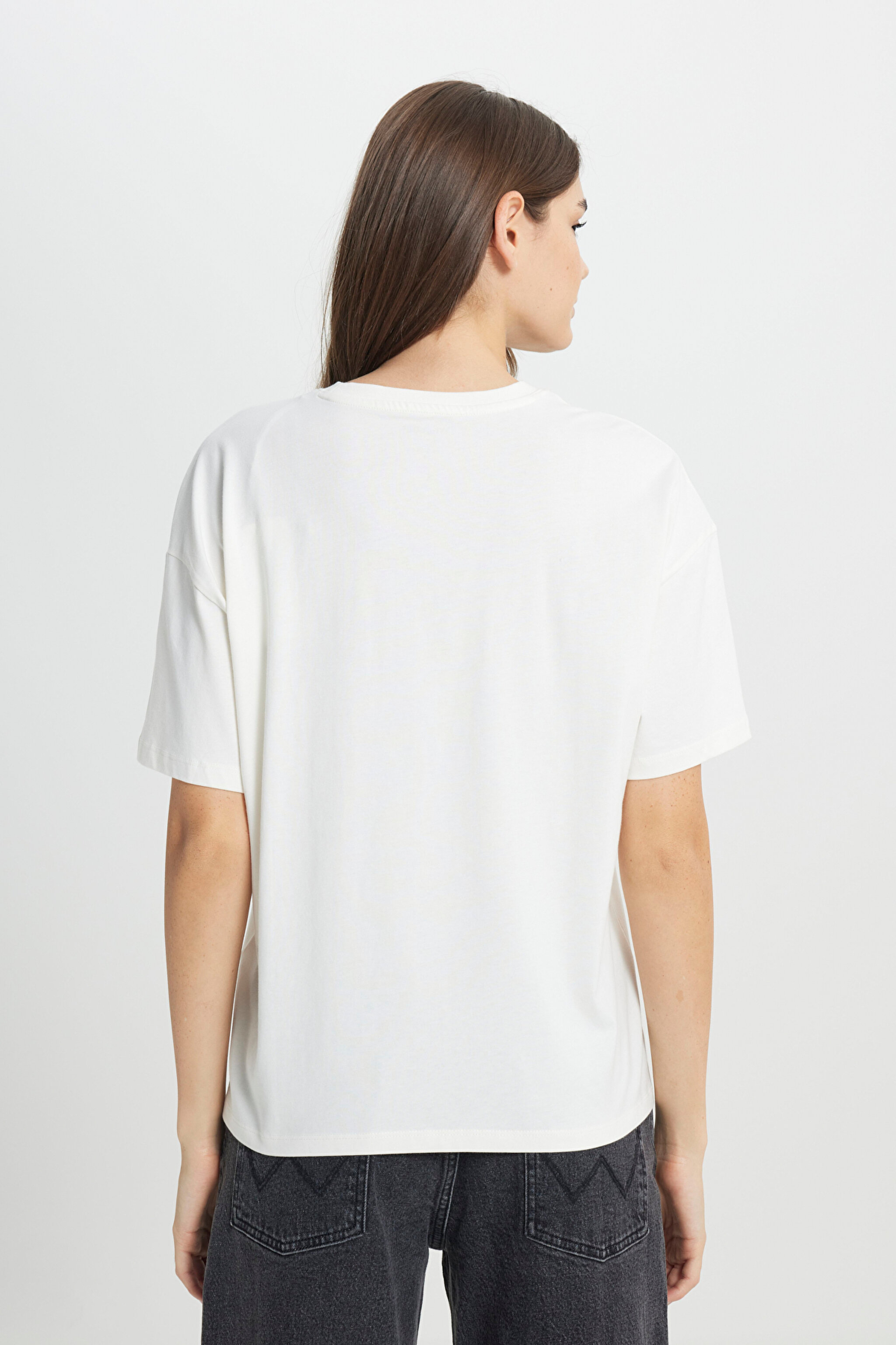 Loose Fit Rahat Kesim Bisiklet Yaka %100 Pamuk Beyaz Tişört - Off White-W7R9EE102 (görsel 6)
