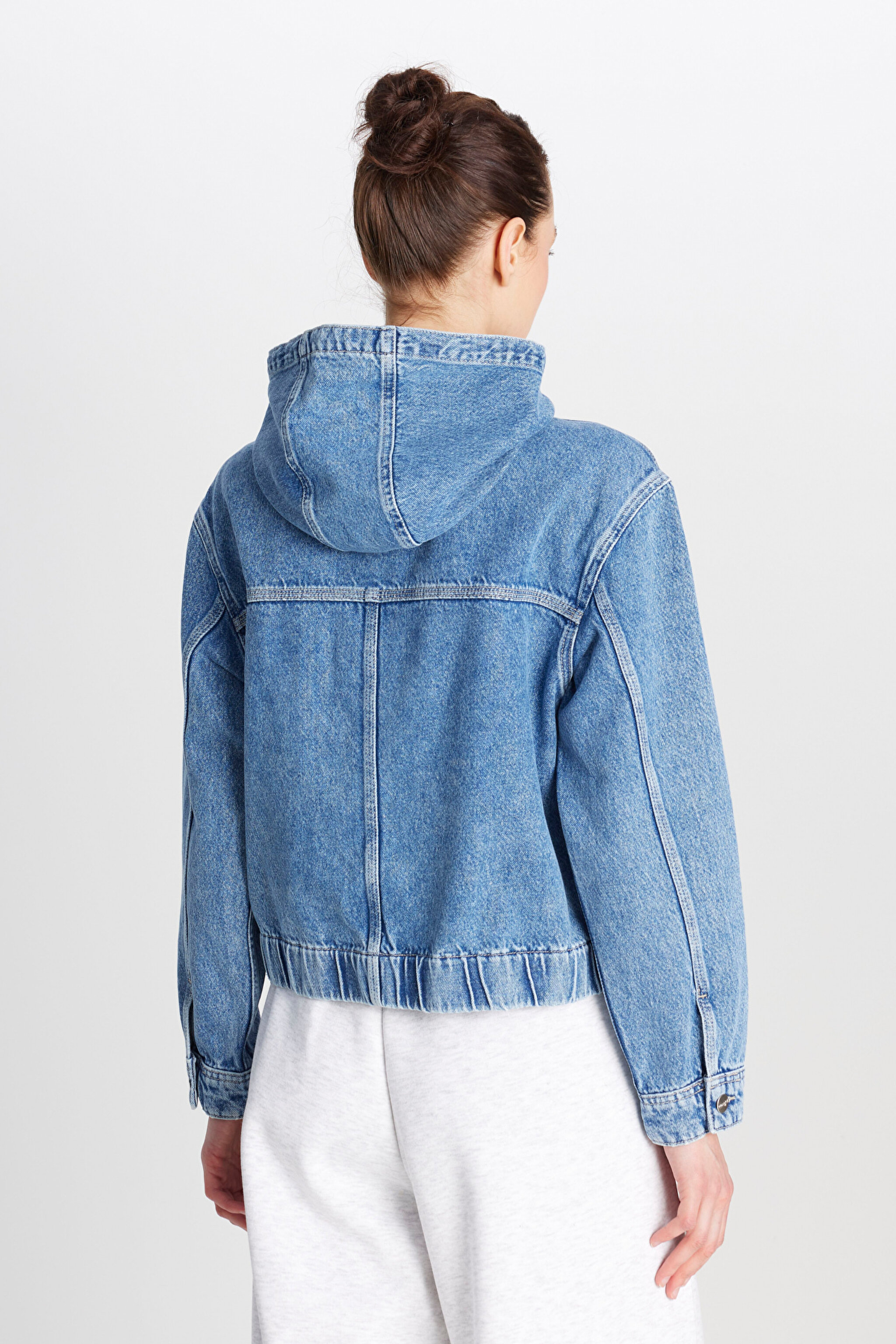 %100 Pamuk Loose Fit Rahat Kesim Kapüşonlu Mavi Denim Ceket - Mid Indigo-WLUJ00001381 (görsel 6)