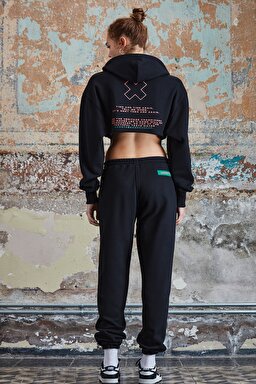 STBA Kadın Siyah "Manifest" Kapüşonlu Crop Hoodie Sweatshirt - Black-L221462001 (görsel 3)