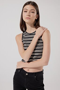 Slim Fit Dar Kesim Bisiklet Yaka Kolsuz Crop Siyah Çizgili Esnek Tişört - Black-L231133001 (görsel 3)