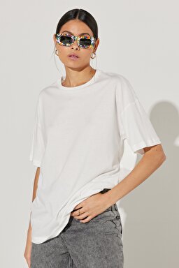 Loose Fit Rahat Kesim Bisiklet Yaka %100 Pamuk Kırık Beyaz Tişört - Off White-L231308102