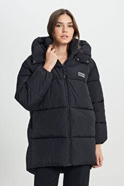 Loose Fit Rahat Kesim Kapüşonlu Uzun Siyah Şişme Mont - Black-L232222001