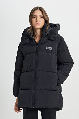 Loose Fit Rahat Kesim Kapüşonlu Uzun Siyah Şişme Mont - Black-L232222001 (görsel 3)