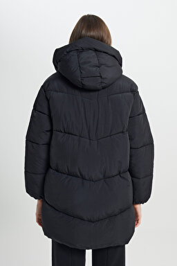 Loose Fit Rahat Kesim Kapüşonlu Uzun Siyah Şişme Mont - Black-L232222001 (görsel 7)
