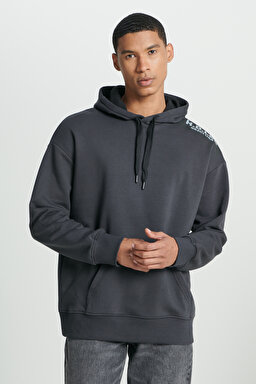 Loose Fit Rahat Kesim Kapüşonlu İçi Polarlı Sırt Baskılı Antrasit Sweatshirt - Anthracite-L232275003