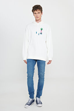 Loose Fit Rahat Kesim Kapüşonlu İçi Polarlı Sırt Baskılı Kırık Beyaz Sweatshirt - Off White-L232447102 (görsel 3)