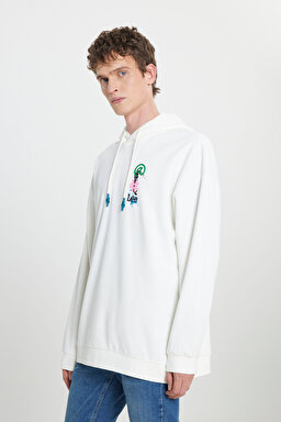Loose Fit Rahat Kesim Kapüşonlu İçi Polarlı Sırt Baskılı Kırık Beyaz Sweatshirt - Off White-L232447102 (görsel 5)