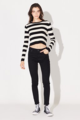 Slim Fit Dar Kesim Bisiklet Yaka Siyah Beyaz Çizgili Crop Triko Kazak - Black-L232492001 (görsel 4)