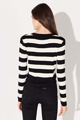 Slim Fit Dar Kesim Bisiklet Yaka Siyah Beyaz Çizgili Crop Triko Kazak - Black-L232492001 (görsel 5)